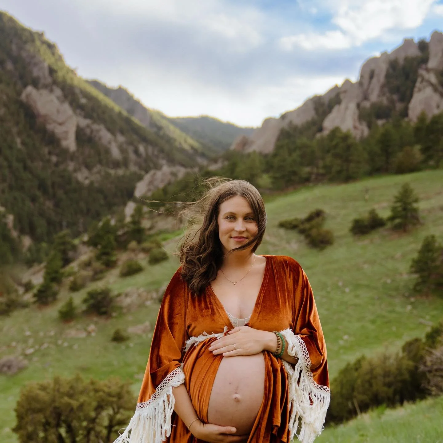 Allow me to reintroduce myself…
Kali Yoga & Wellness is evolving into The OJAS Mama ✨
I began this journey in 2021 after completing my 200-hour Yoga Teacher Training, not knowing exactly where the path would lead. What started with yoga