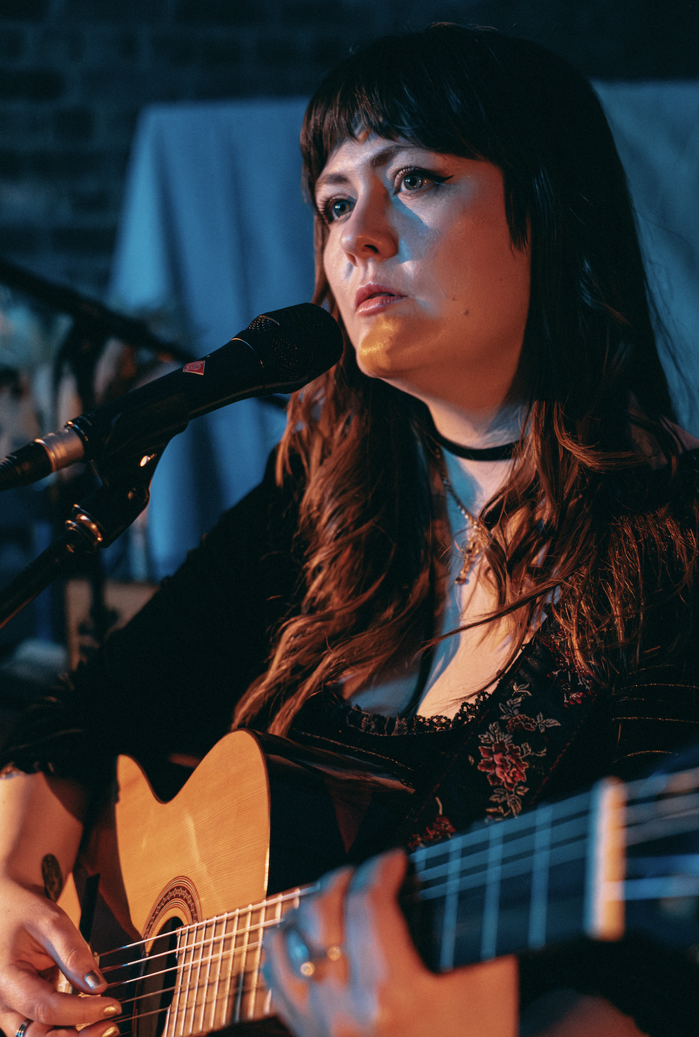 Austel’s “Hotel room window view”: calm &amp; atmospheric 