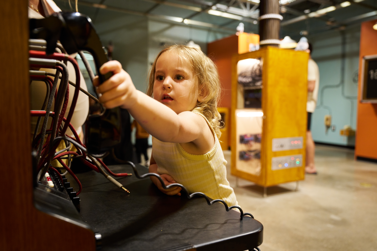 039_260826_WerkCreative_ChildrensMuseum_Hello_300DPI.png