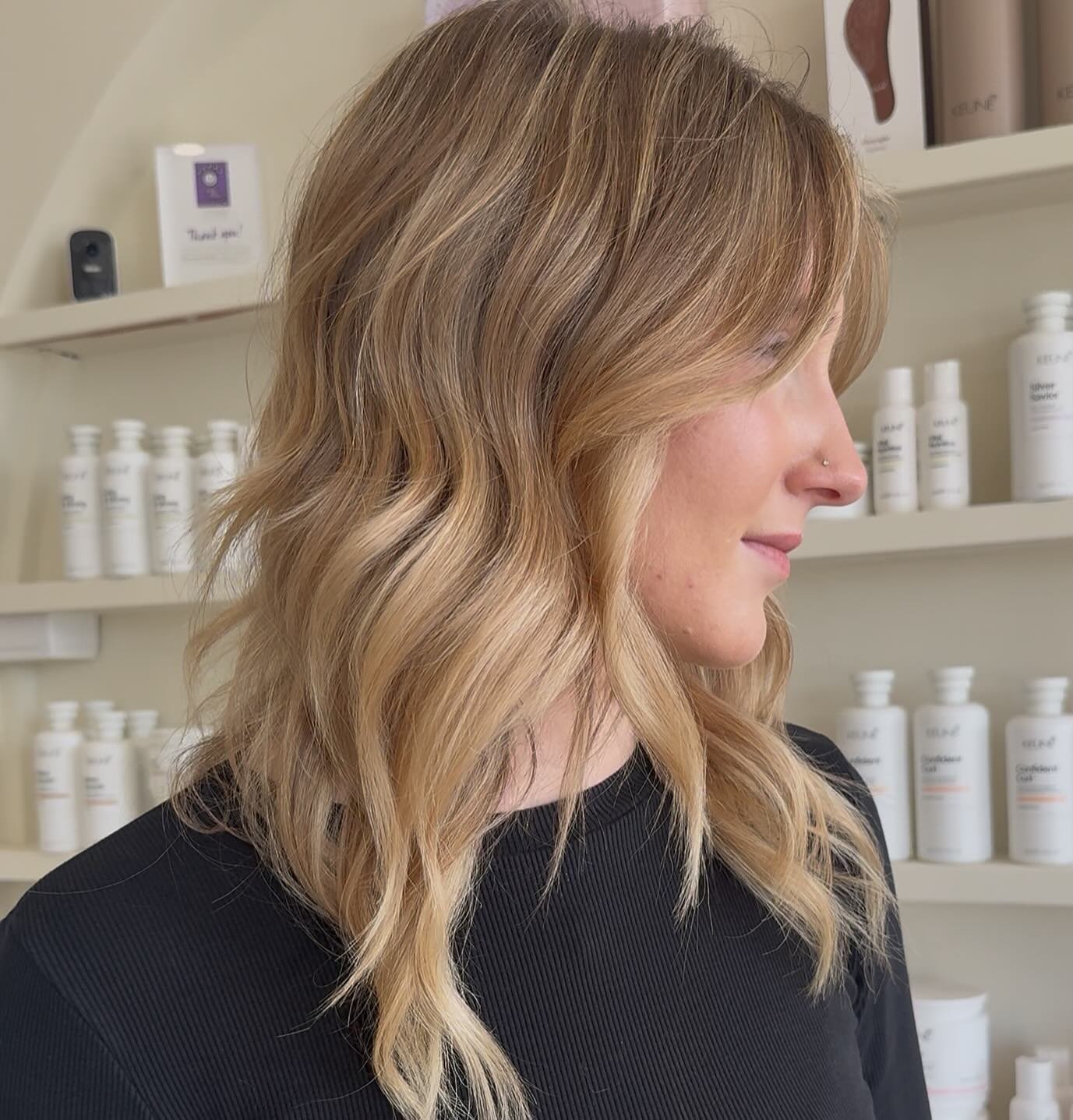 In our soft blonde era 🤍 

- Nikisha 

#keunesalon #keune #blonde #softblonde #hairstylist @keuneanz @keunehaircosmetics