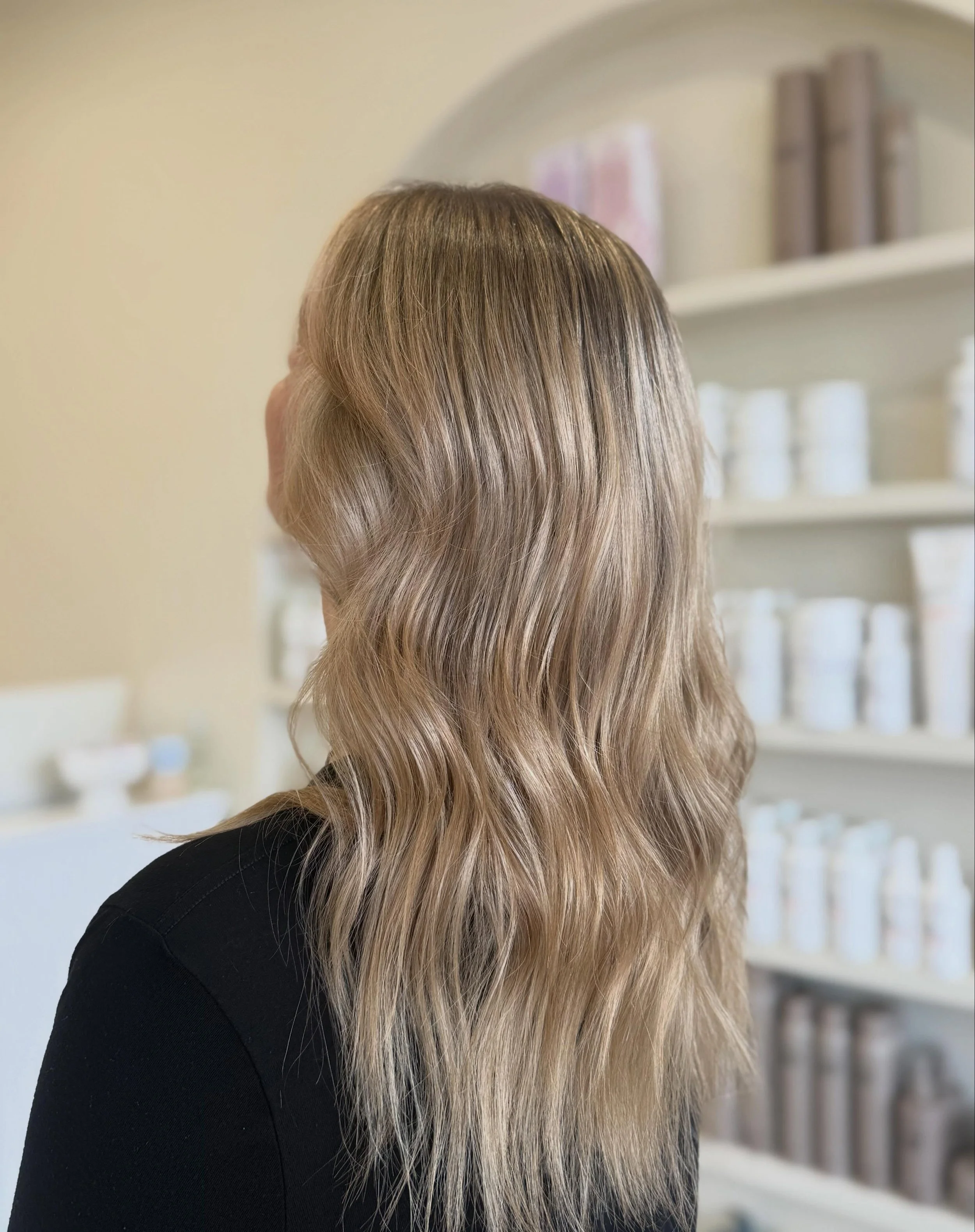 Sun-kissed &amp; seamless ✨

Goal: soft grow out but bright 
Achieved by: full head weave &amp; tease technique, tone &amp; style 
Swipe for before 

- Nikisha 

@keuneanz @keunehaircosmetics #keune #keunesalon #blonde #hairstylist