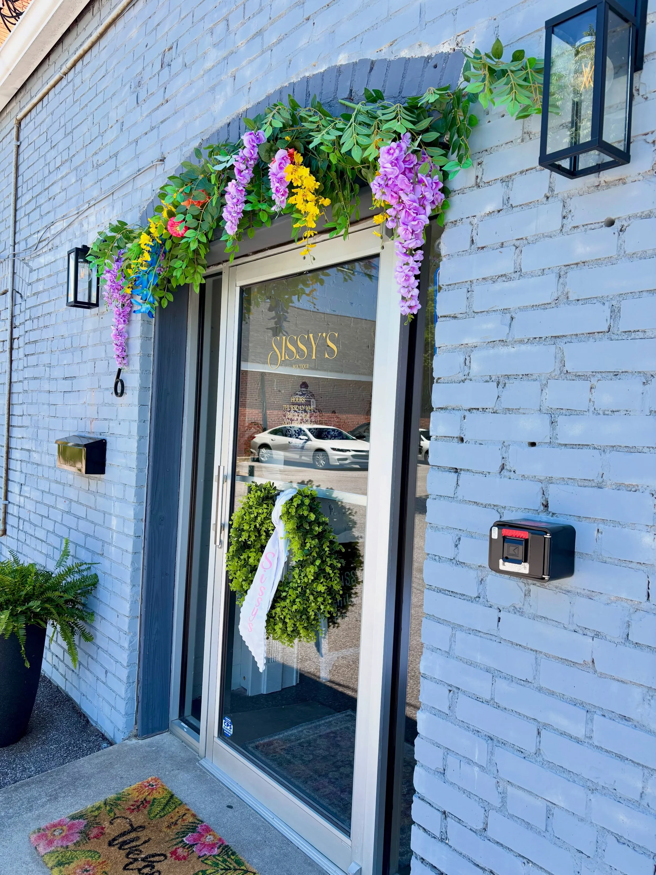 @sissyschildrensboutique is welcoming guests with festive summer d&eacute;cor, cheerful storefront charm, and the sweetest touch of sunshine for everyone strolling downtown #HartsvilleSC!  #mainstreethartsville #shoplocal #shopsmall #shopHartsville @