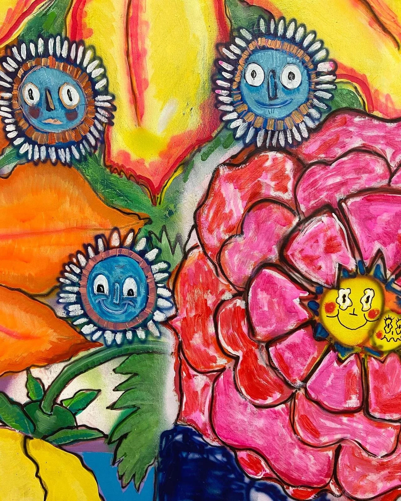 Cuatro flores coloridas con rostros felices y un fondo de colores vibrantes.