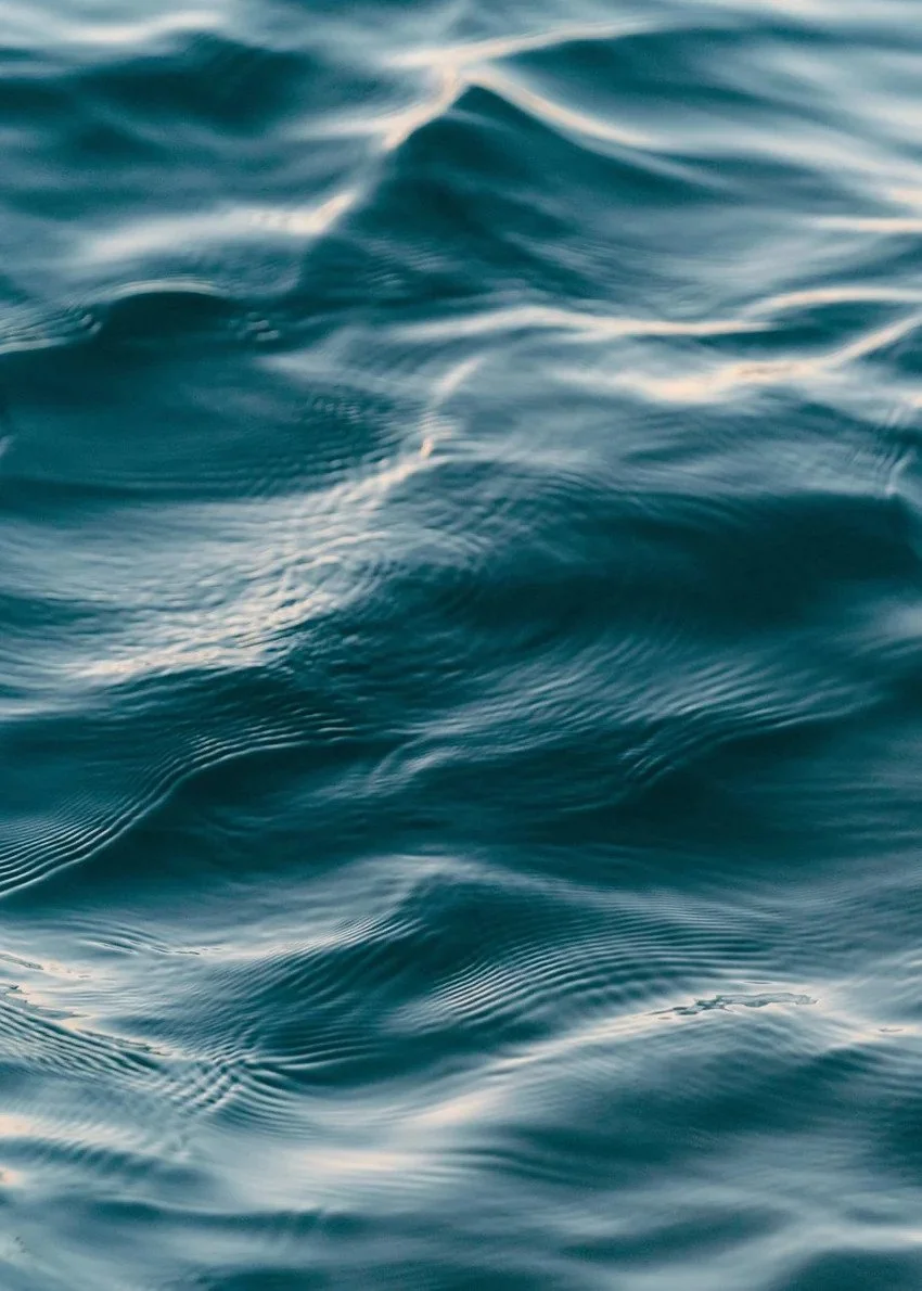 Agua del mar con ondas y reflejos