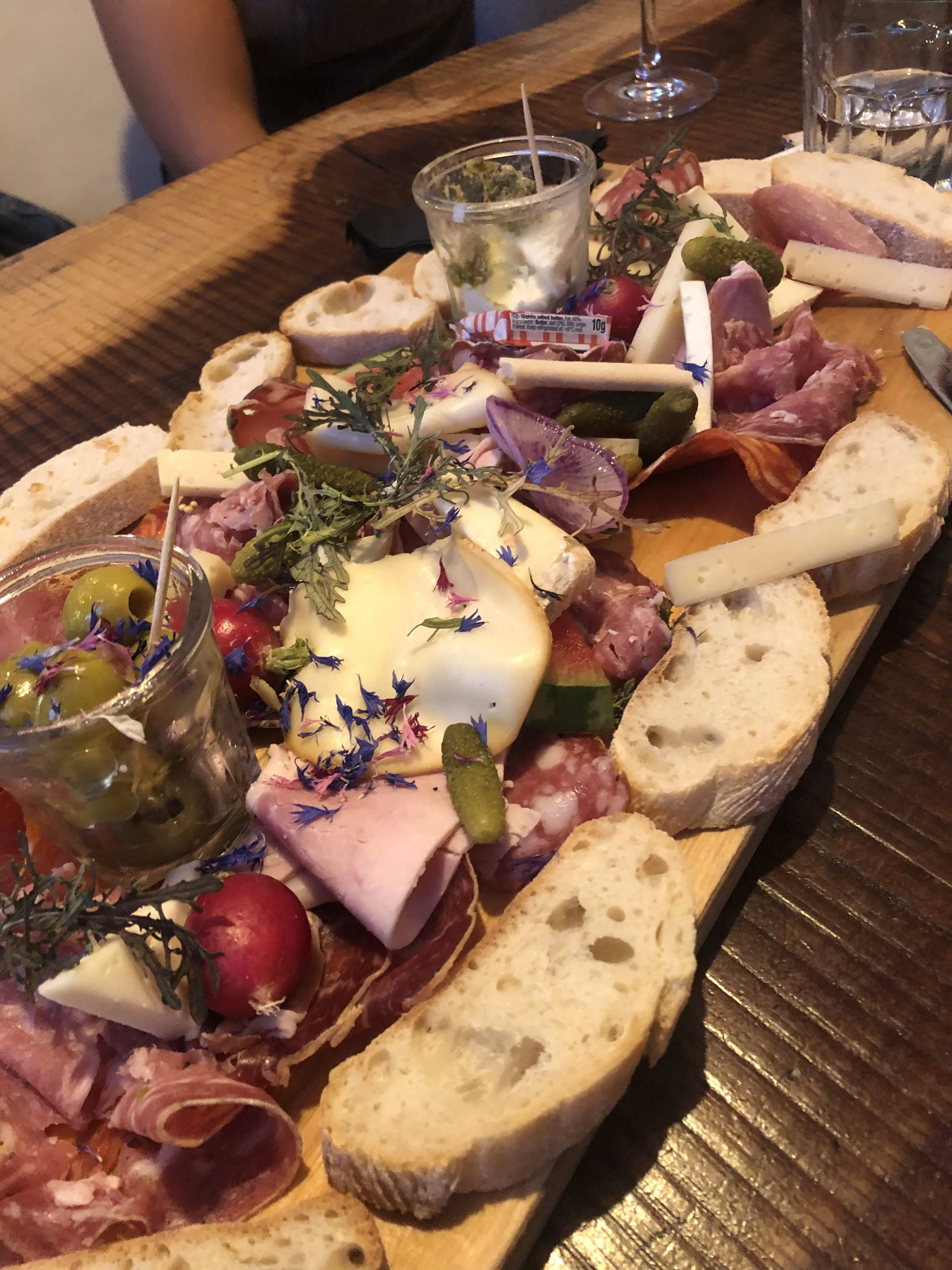 Tabla de embutidos y quesos con pan y verduras