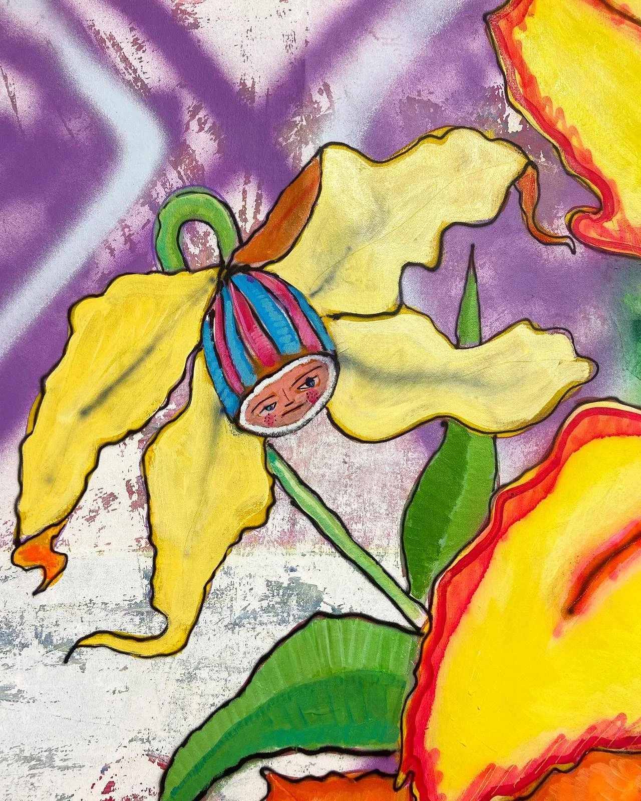 Ilustración de un personaje con cabeza de niña en un gorro de colores, en medio de flores amarillas y verdes, con fondo morado y nubes