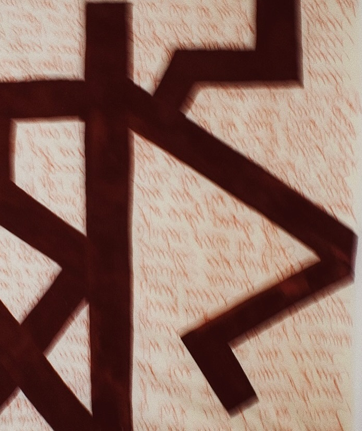 Imagen de una estructura de madera con formas geométricas sobre un fondo con escritura manuscrita en color rojo