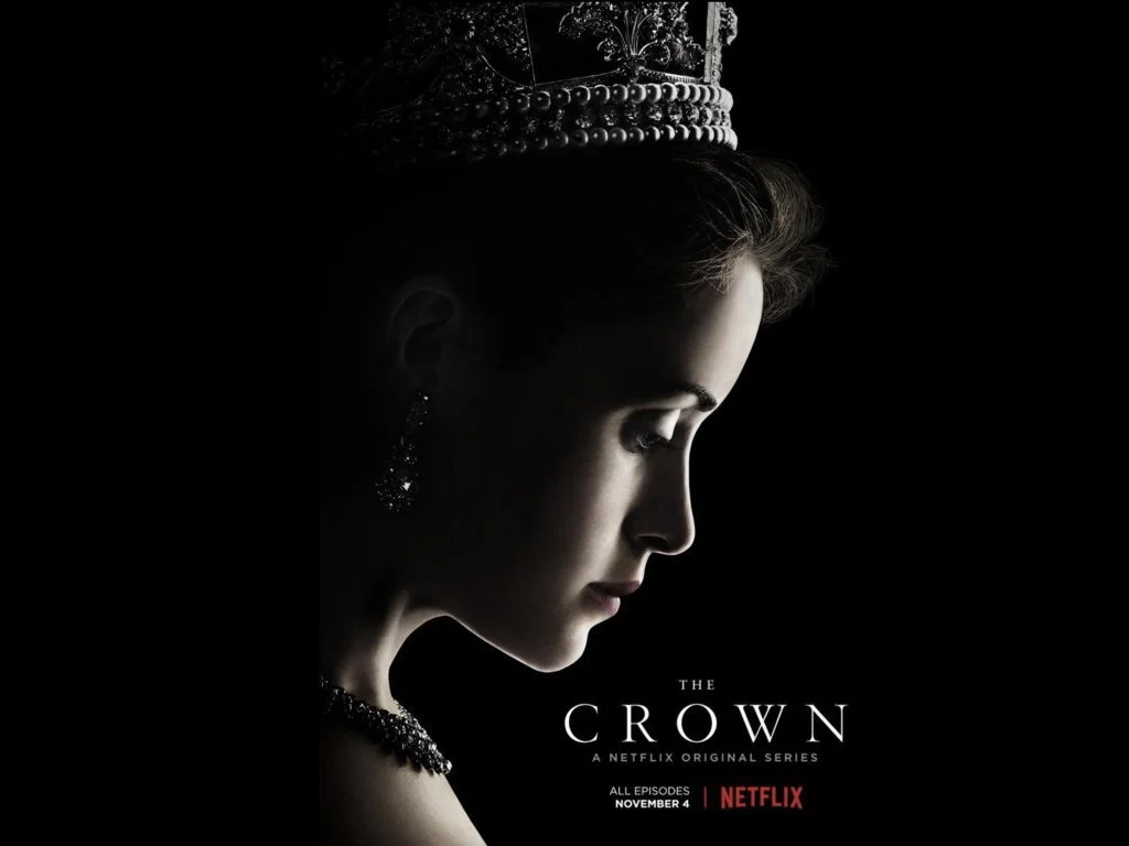 Imagen en negro y blanco de una mujer con corona, collares y aretes, en perfil, promocionando la serie original de Netflix 'The Crown'