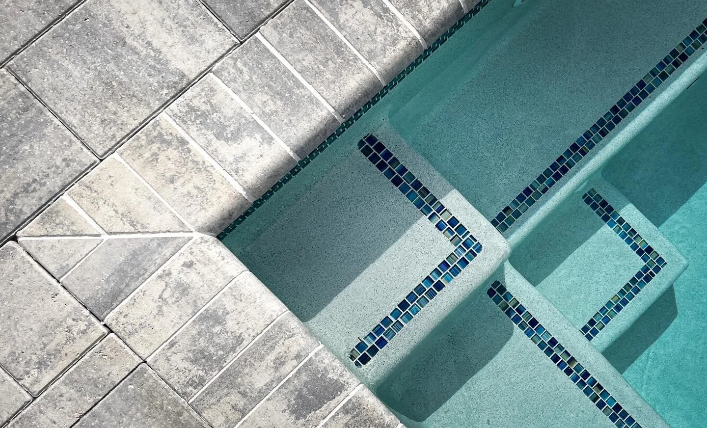 Transforming backyards into dream escapes ✨
This stunning 30&rsquo; x 20&rsquo; gunite pool paired with a 6&rsquo; x 8&rsquo; spa features a sleek tiled divider and beautiful Brush Blue waterline tile and markers from Tile Xpressions.
The crisp Ice p