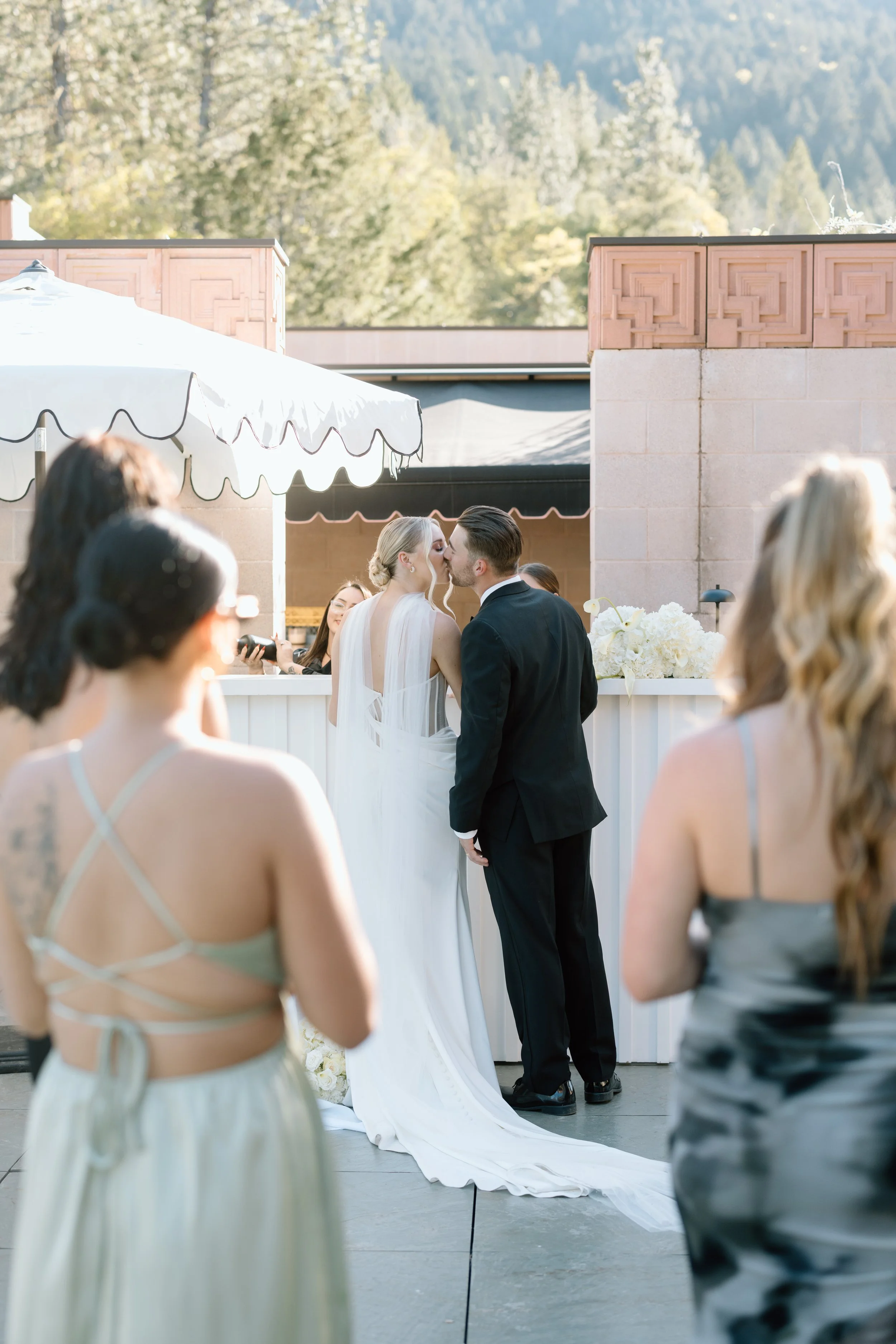 EMILY B. PHOTO CO. -- -uxury Wedding Photographer -- Bird Estate -- Rogue River, Oregon -- COCKTAIL HOUR-107.jpg