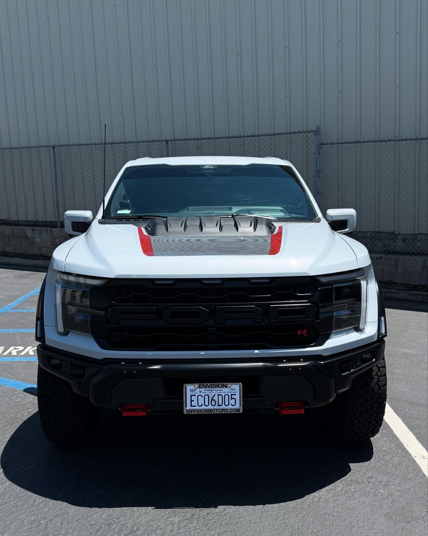 💎 Raptor R came in for a Full front end along with the doors and bedsides getting protected in @legendppf_usa PPF🤝 This truck will look clean and stay protected from all the things off-roading comes with that usually damages your car! 

🏁I get all