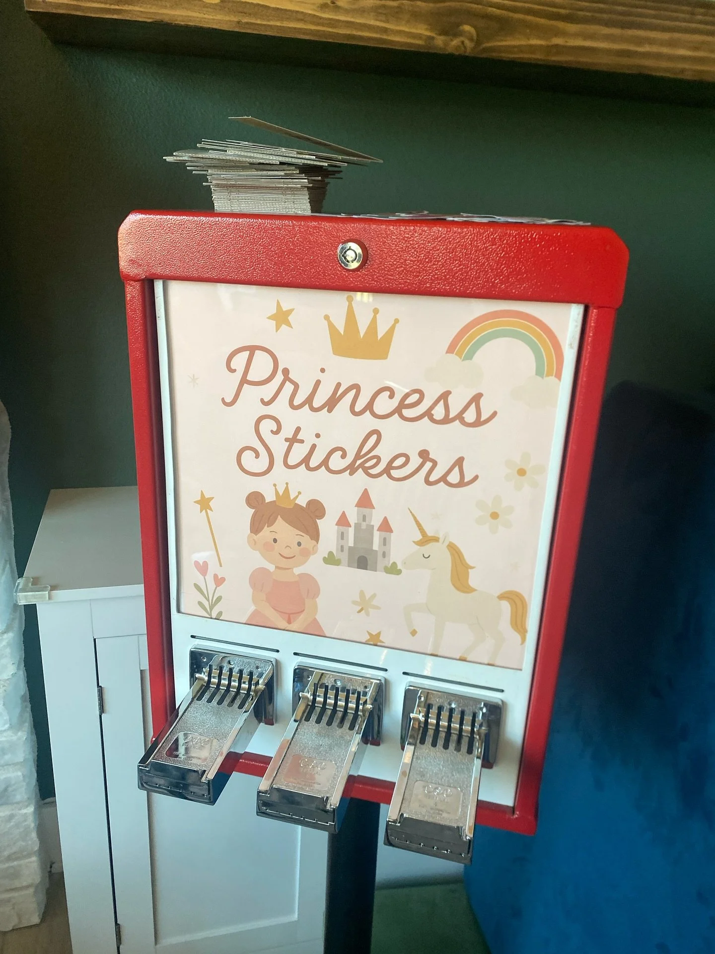 Celebrated our almost 4 year old this weekend with a fairytale themed party, so of course we had to have some princess stickers in the machine! 

#stickermachine #customstickers #partyfavor