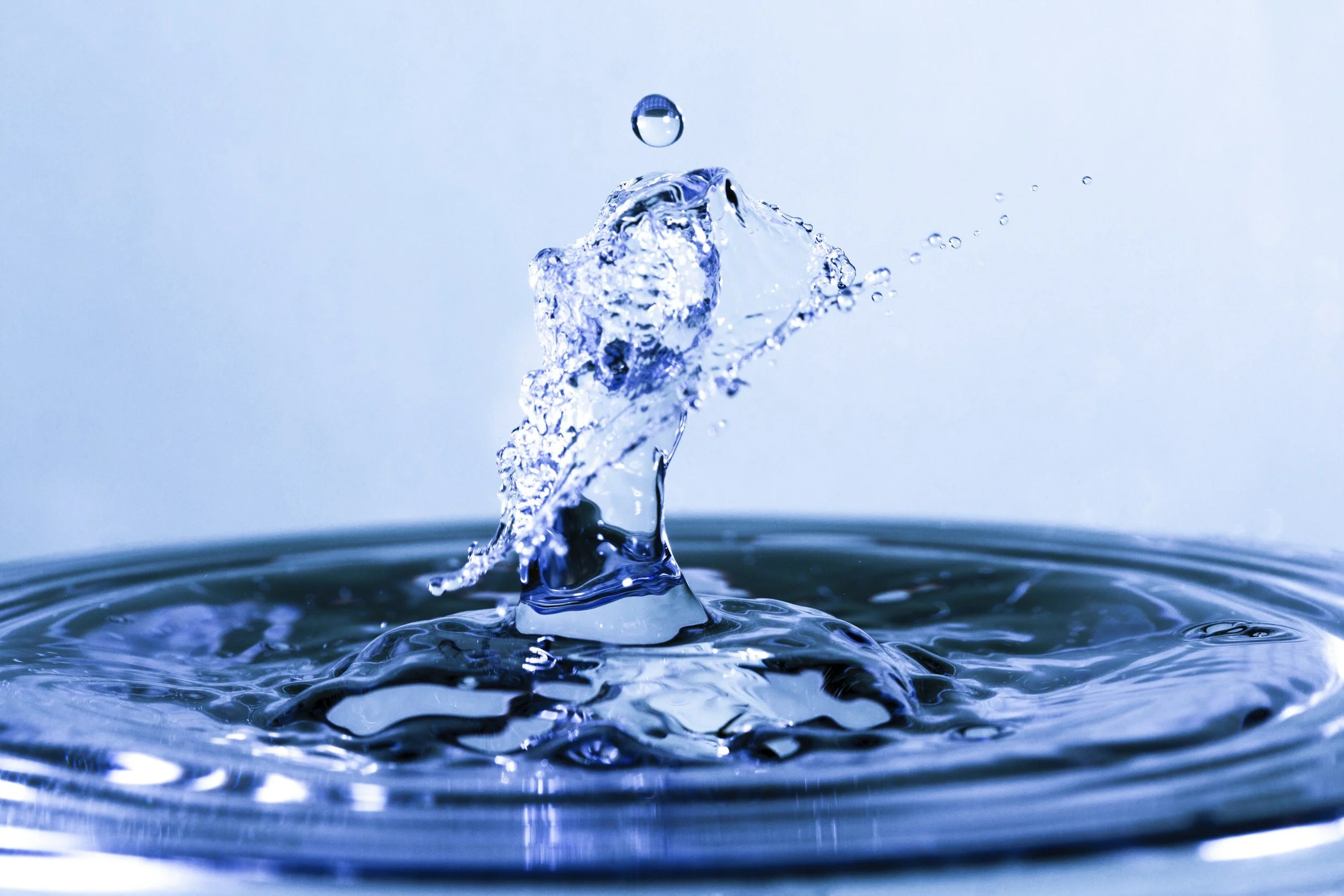 地下水をイメージした水に落ちる水しぶき