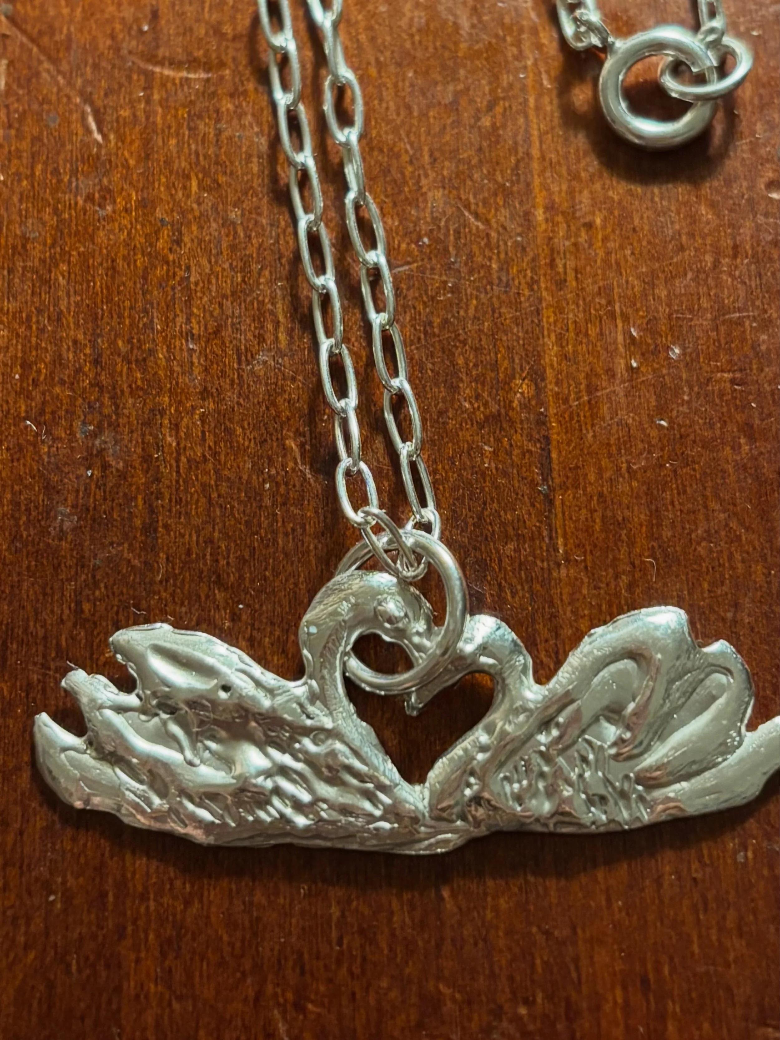 Swans kiss necklace