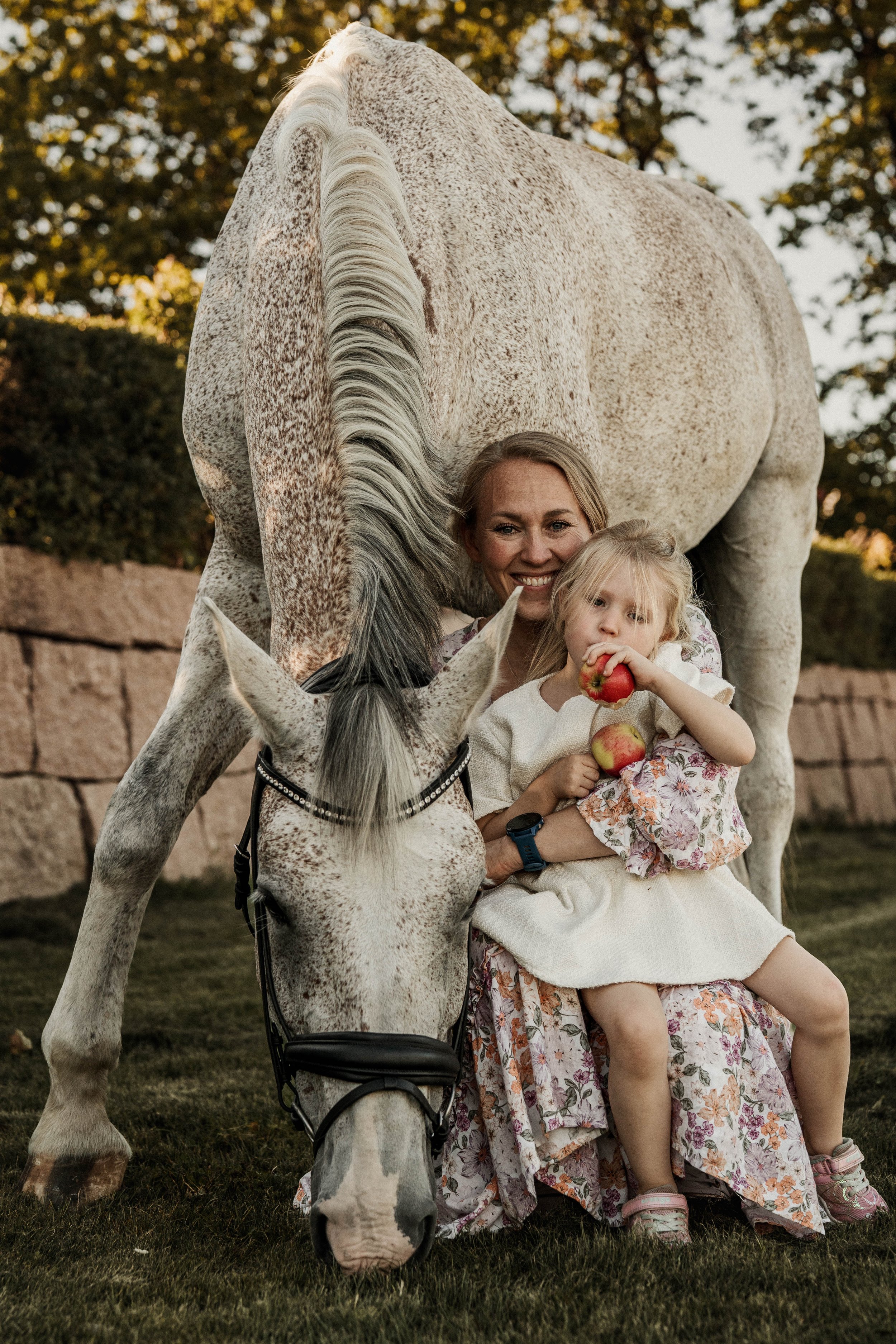 Proff fotograf til familiebilder i Lier med barn og hest