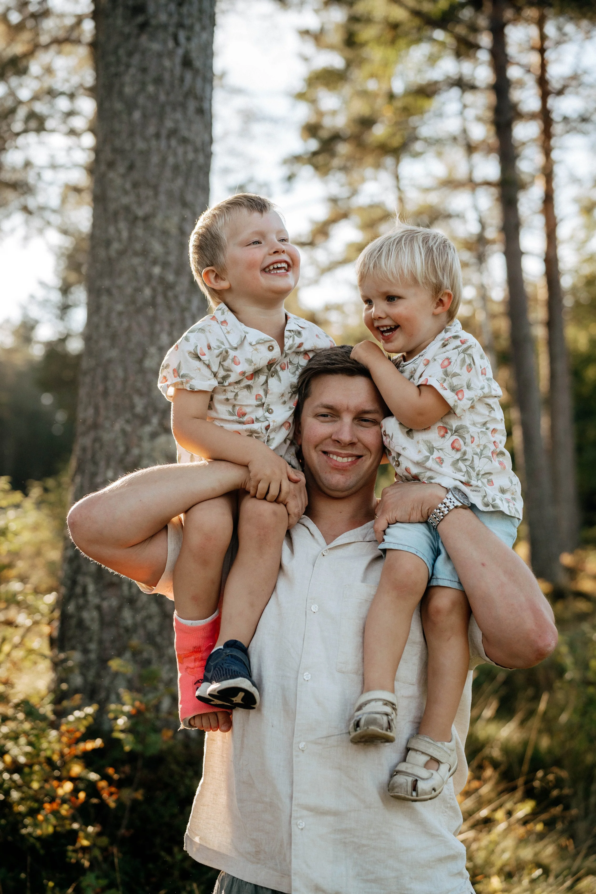 Familiefotografering i naturen i Drammen med far og barn