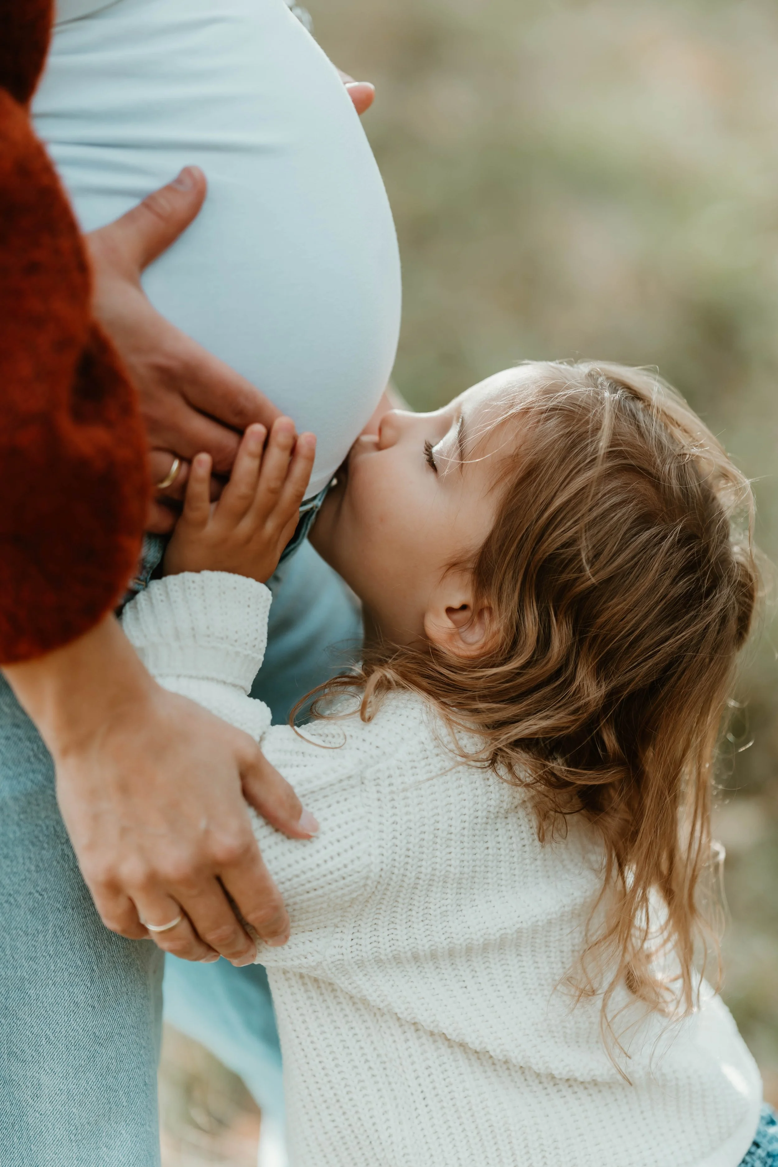 Gravidbilder med nærhet mellom mor og barn proff fotograf