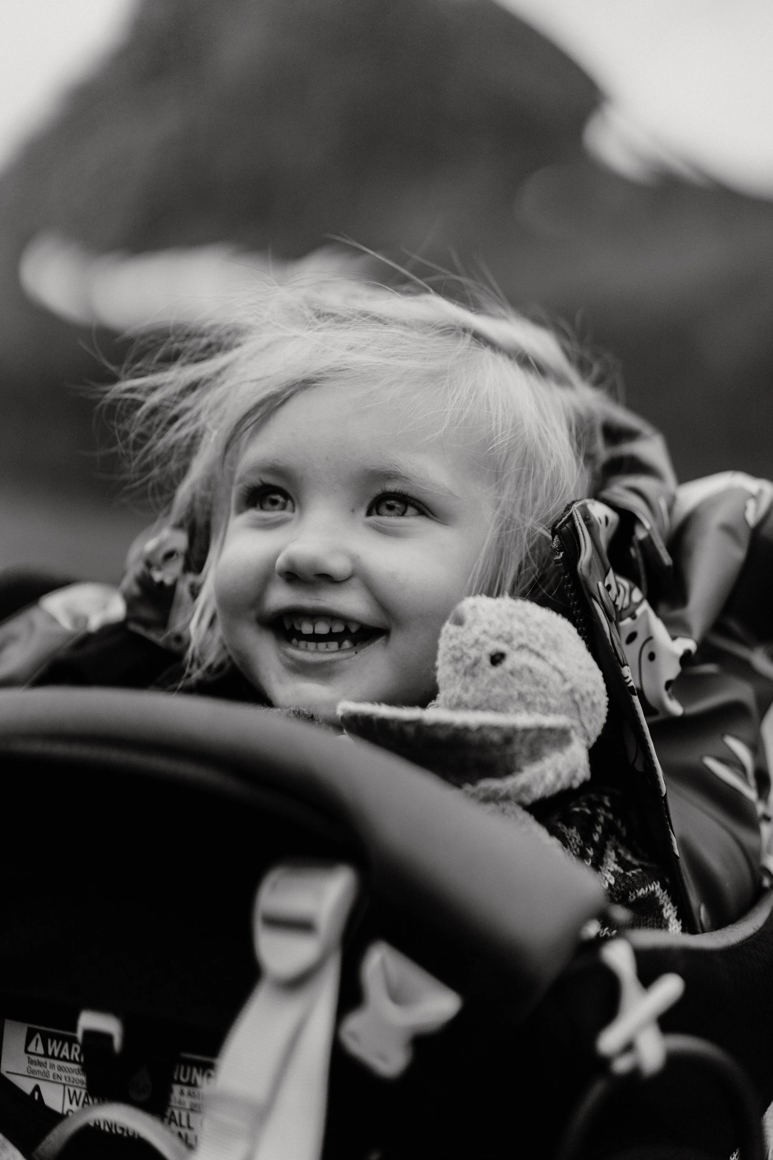 Svart-hvitt bilde av smilende unge av fotograf Ida Svendsen