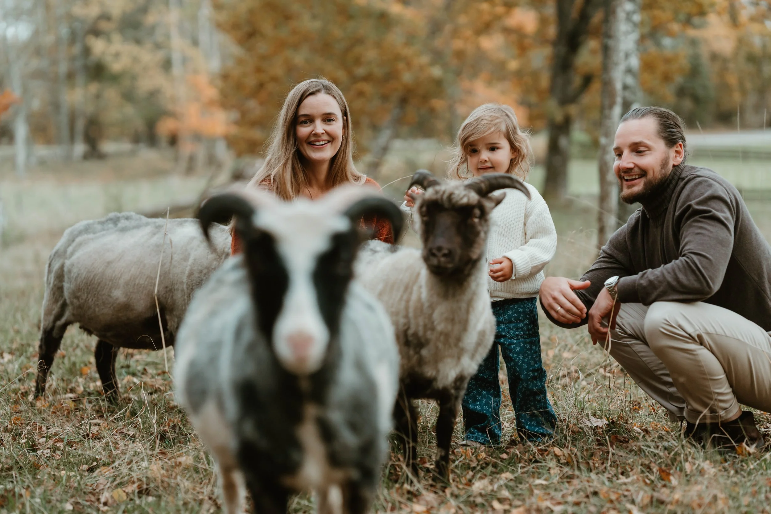 Familiefotografering ute med barn og foreldre i Lier