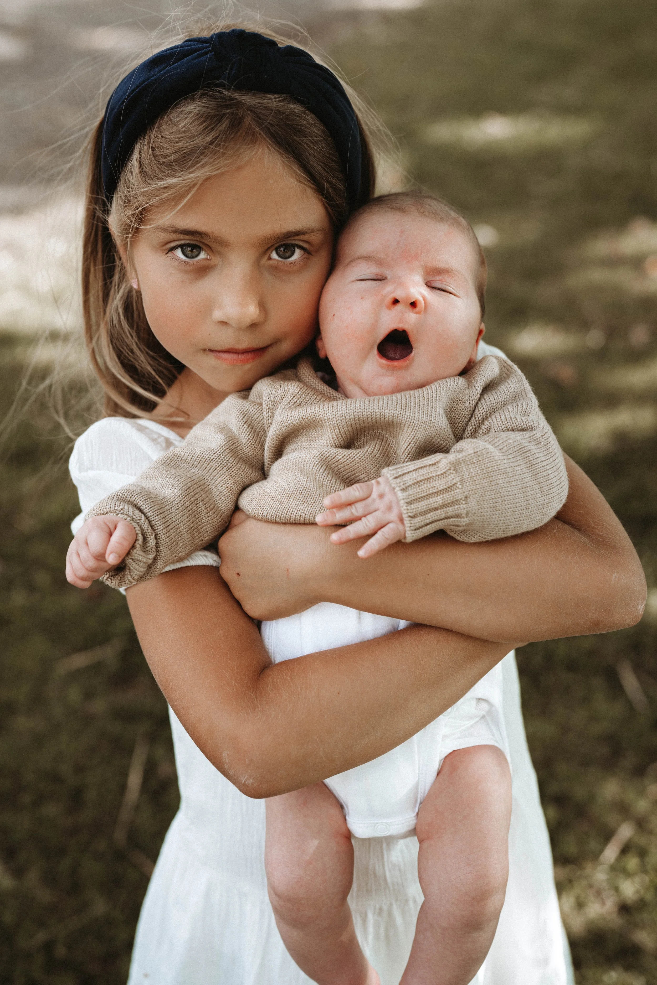 Familiebilder ute i naturen i Drammen med søsken