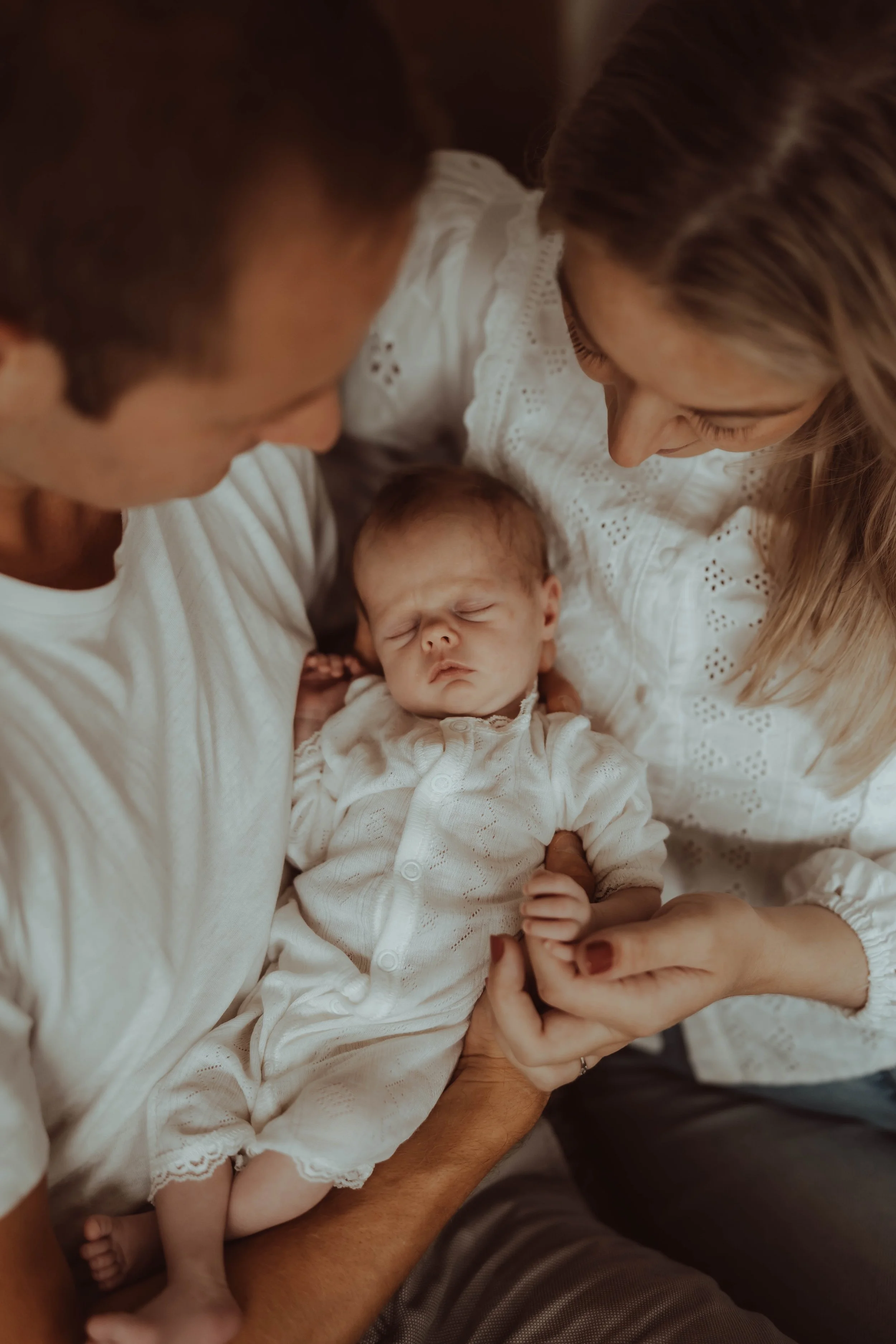 Nyfødtfotografering i Drammen med foreldre og baby