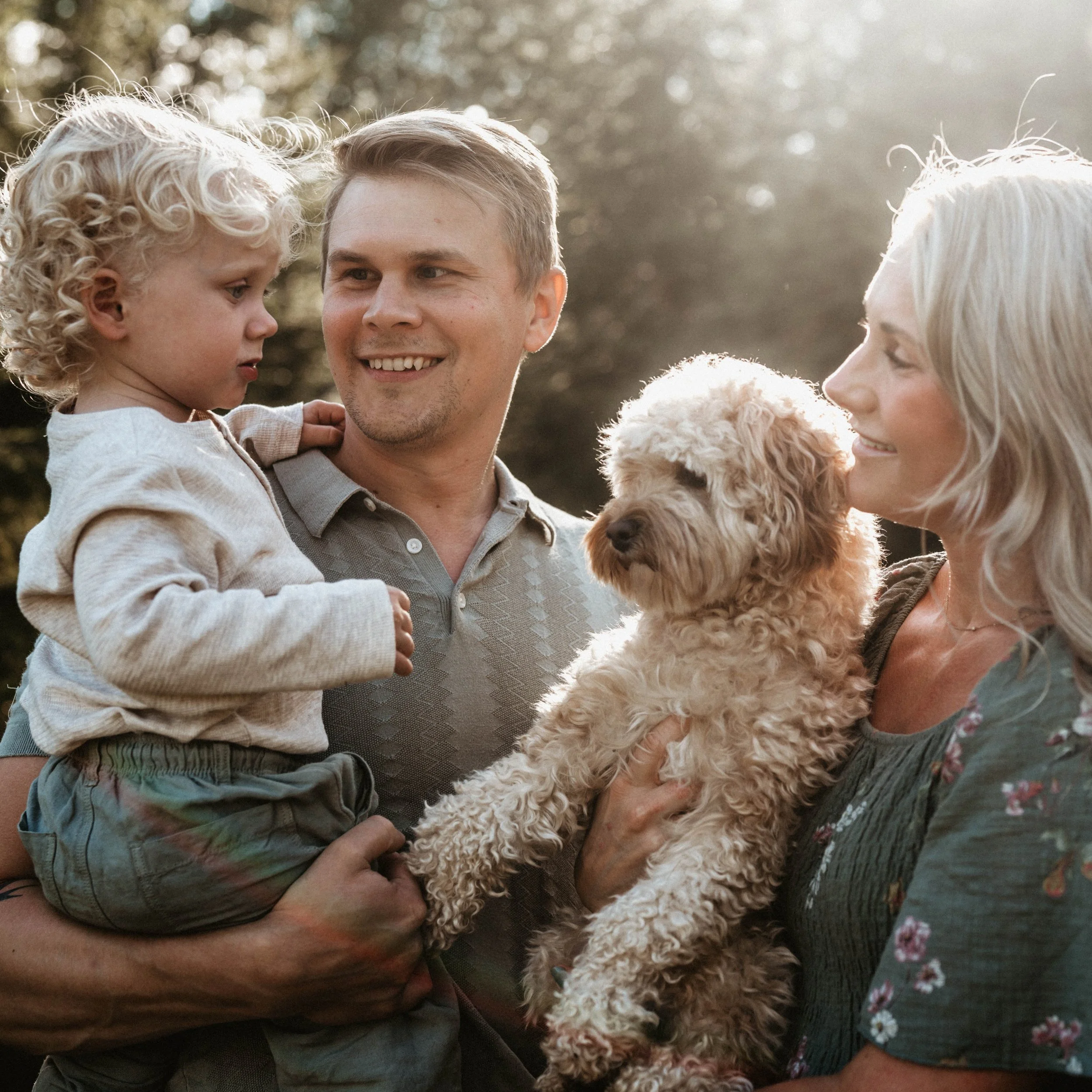 Familiefotografering i Bærum med familie og hund