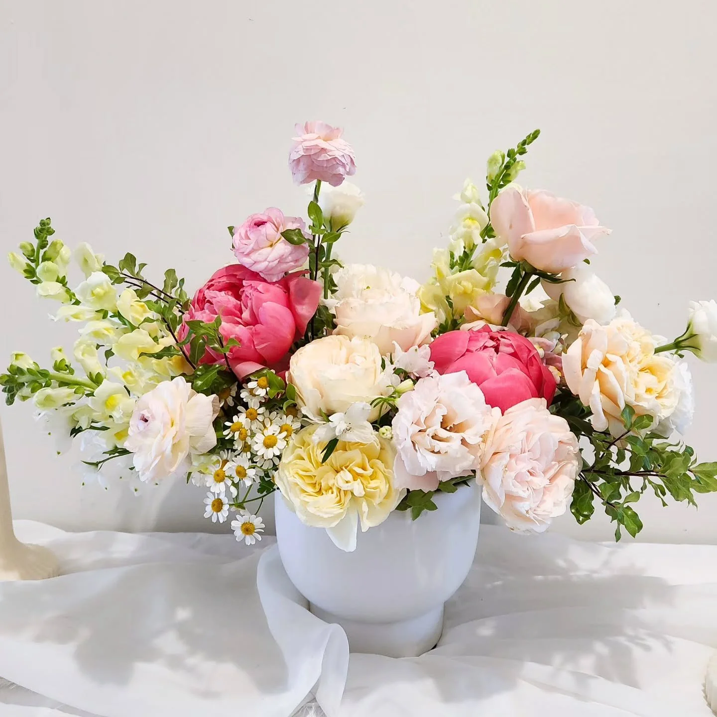 She&rsquo;s soft&hellip; but she knows she&rsquo;s the moment ✨🤍
Creamy garden roses, ruffled ranunculus and dancing chamomile bringing the texture.
Perfect styling for romantic receptions, bridal showers, long-table lunches or an engagement dinners