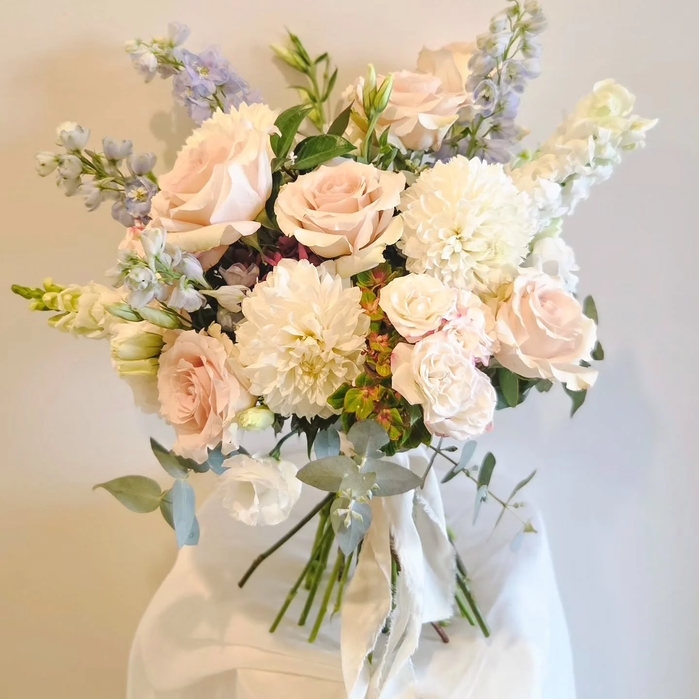 This one feels like a deep breath. 🌬️
Gentle tones, loose lines, nothing forced; just flowers doing what they do best 🤍✨

Blush, cream, a whisper of blue&hellip; designed to feel flowy and lush.

I&rsquo;m curious 
Are you a structured and polished