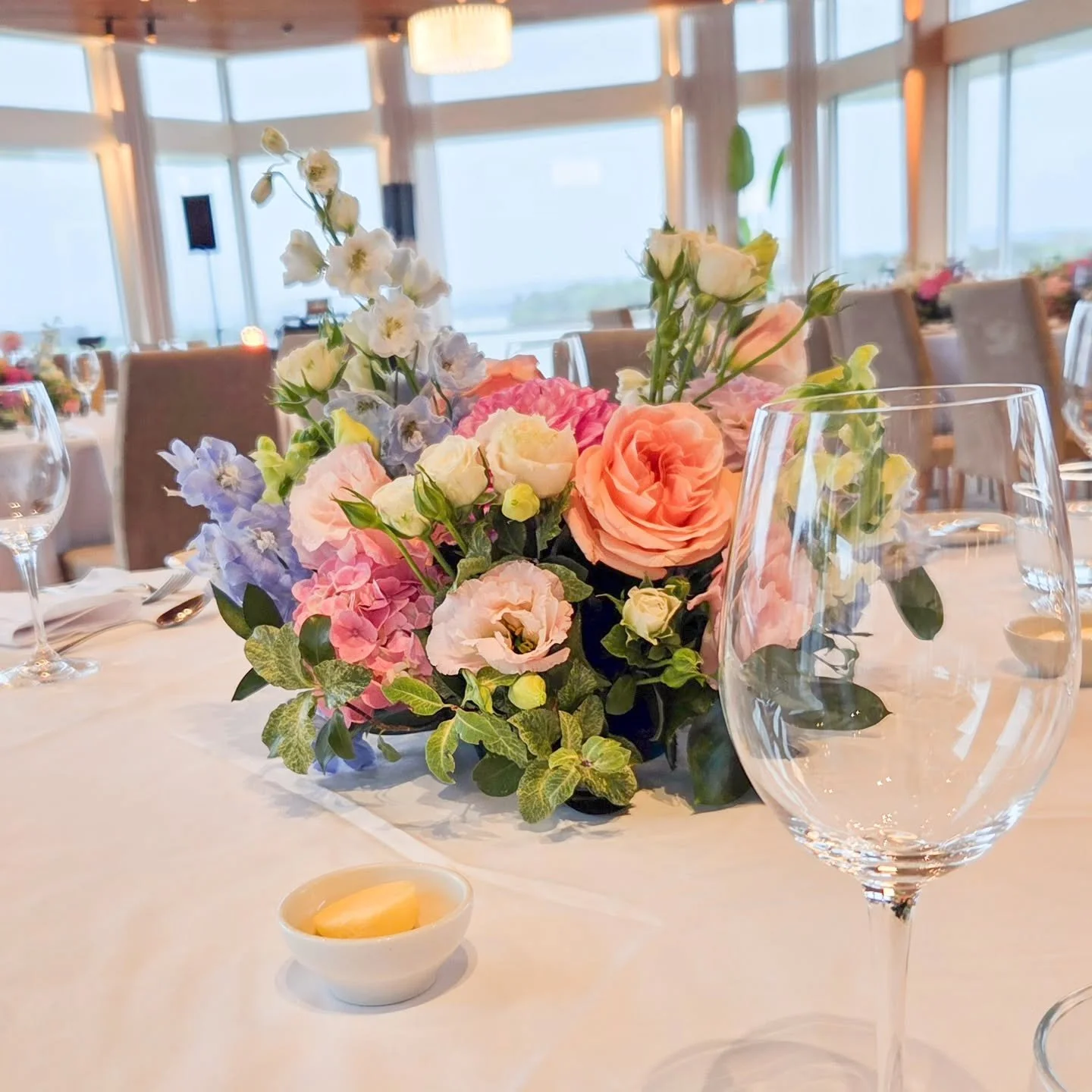 A little insight into why this style works so well 🤍✨
Low arrangements = easy conversation, relaxed tables, and a soft, full look without overwhelming the space.
They&rsquo;re versatile across so many venues, especially when you want the room itself