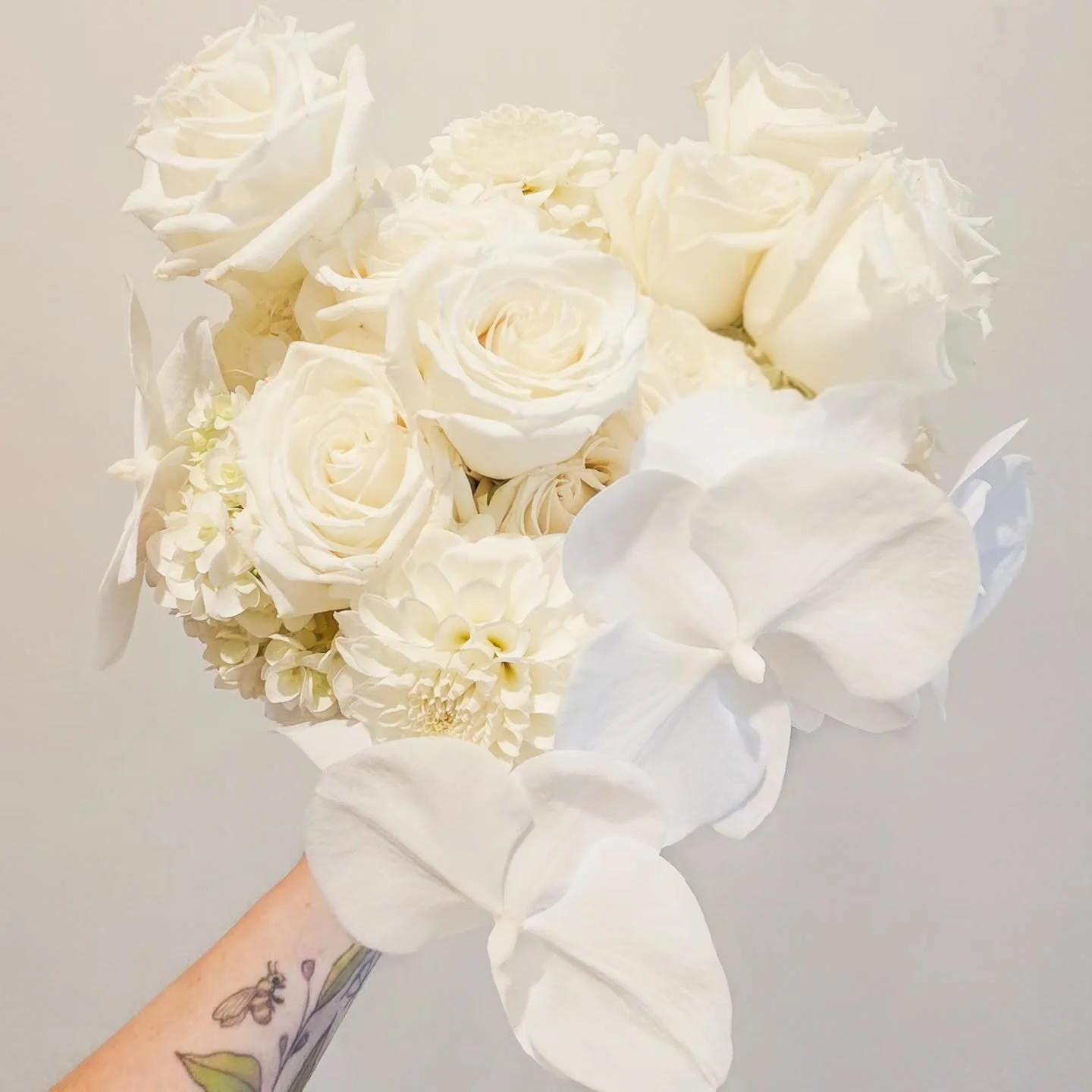 White on white for Georgia. Dreamy O'Hara roses, hydrangeas and dahlias. 🤍✨

#canberrabride2026 #canberraweddingflorist #canberraweddingvendors