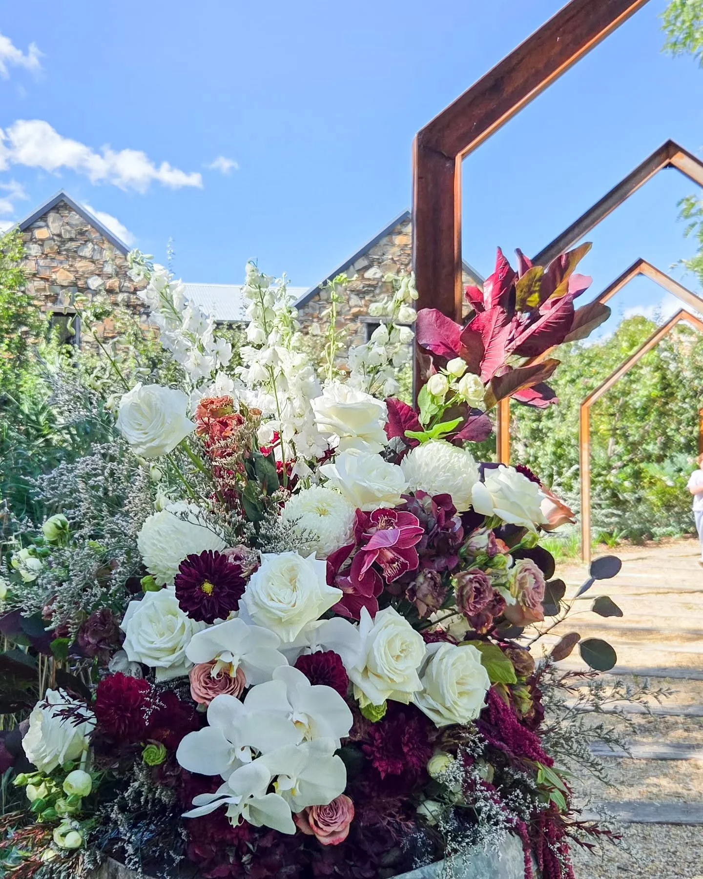 Carrying on with Steph and Andrew's beautiful Autumn wedding @grazing_gundaroo 🍂🍁 

Ceremony and reception floral moments.

#canberraweddingflorist #gundarooweddings