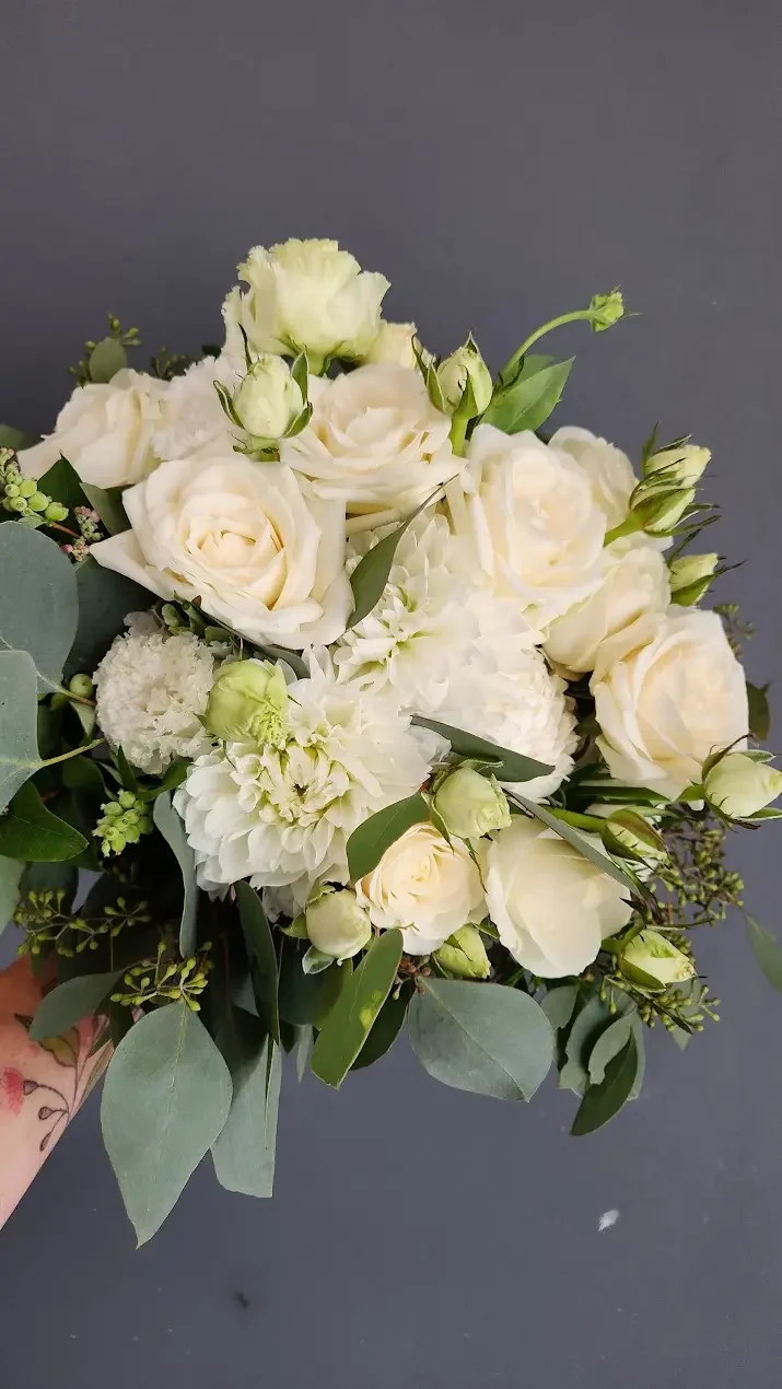 white-tesxtures-bouquet.webp