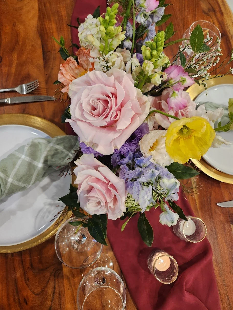 spring-centrepiece-roses-poppies.jpg