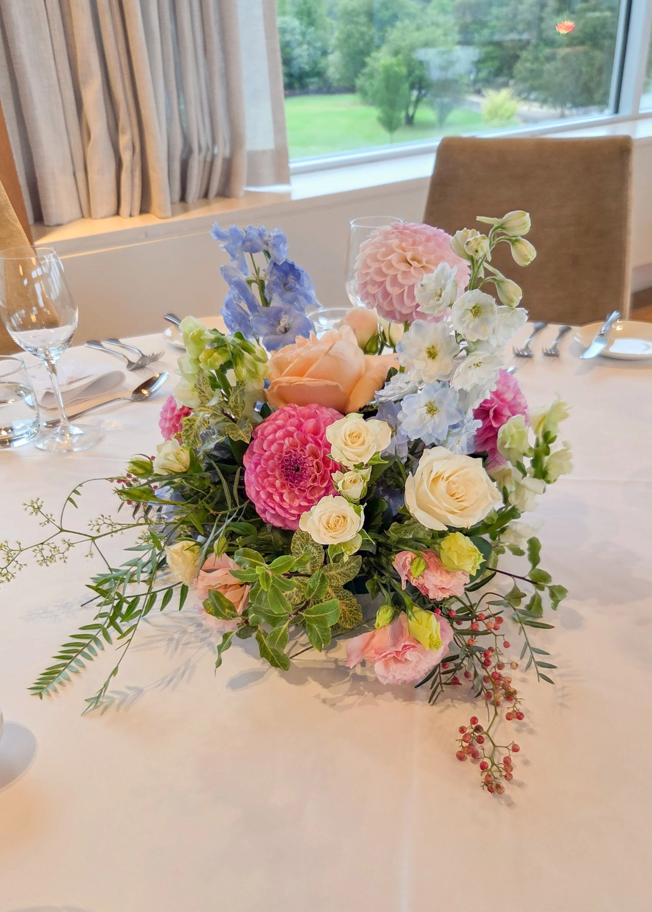 centrepiece-dahlias0delphinium-roses-lisianthus.jpg