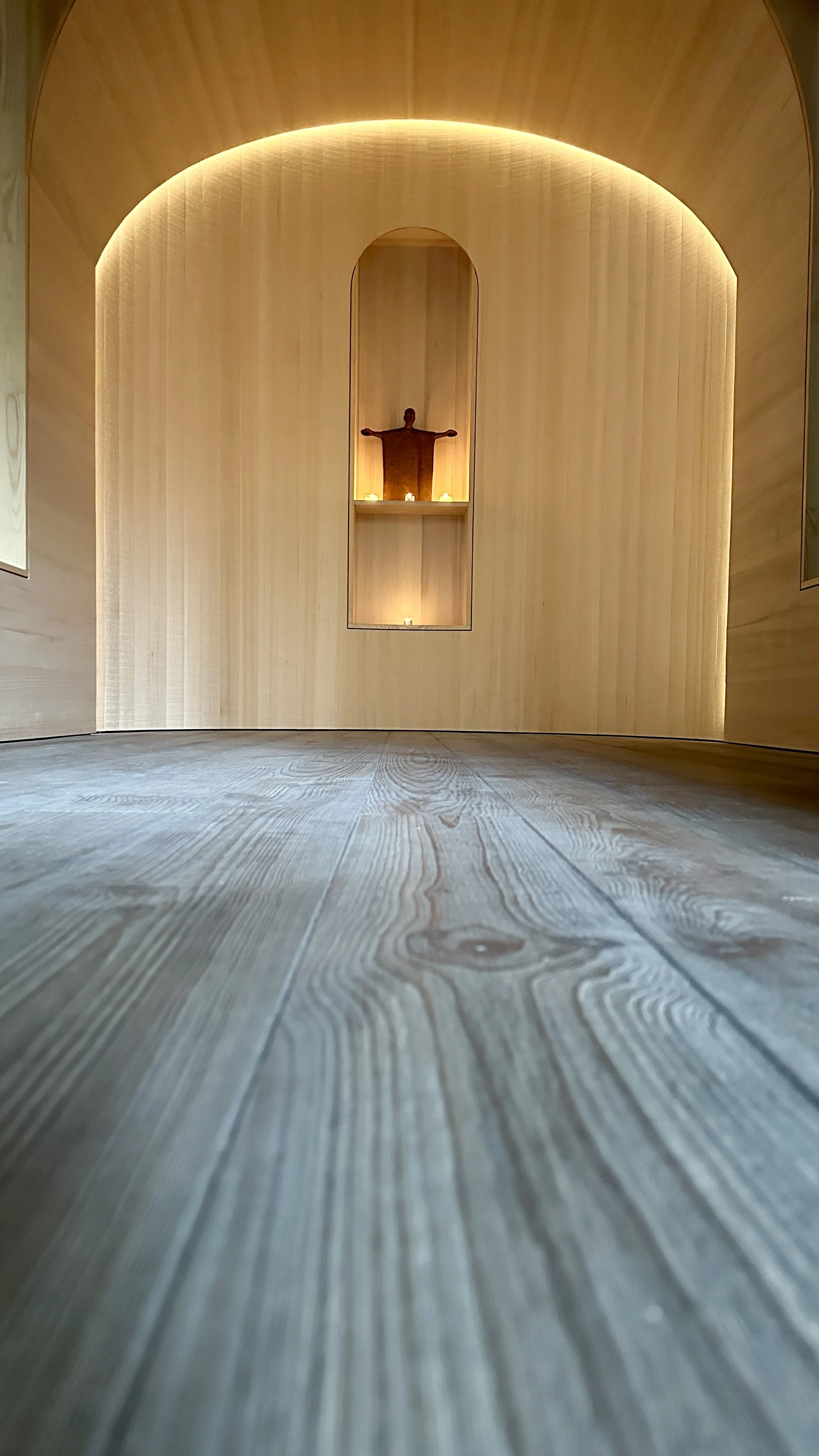 7609A3AD-D1B5-42Claudia Koch the moving chapel innen Beleuchtung.jpeg