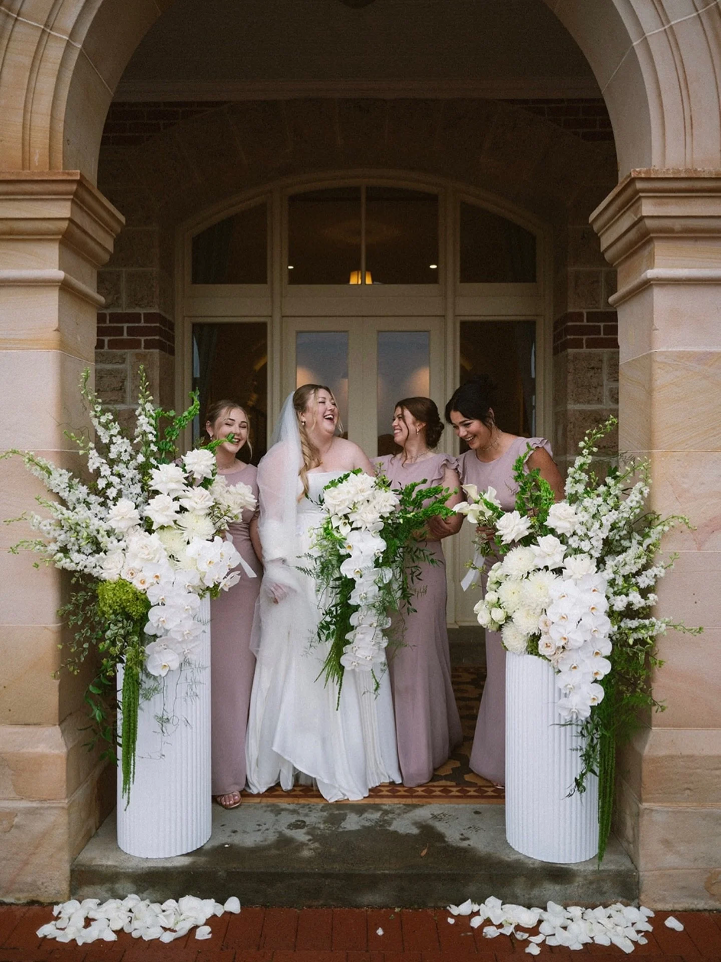 Shannon &amp; her girls 🦢

Loved flowering @montgomery_hall last year for this gorgeous day!

Although it was absolutely pelting with rain, absolutely nothing could take the infectious smile away from Shan&rsquo;s face 🤍

Florals &amp; plinths @sag