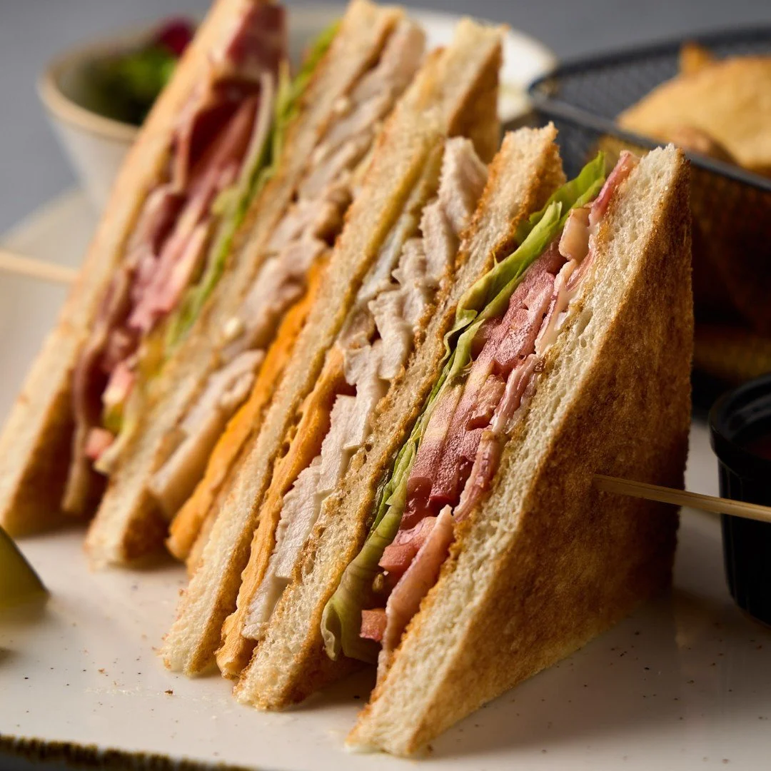 ボリュームたっぷりのクラブサンドを、
冷えたビールと一緒に。
銀座の真ん中で、ちょっと遅めのランチにも、軽めのディナーにもぴったり。
 
📍YOTEL東京銀座1F Komyuniti