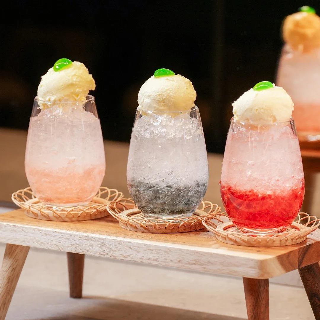 春色を閉じ込めた、3種のクリームソーダが新メニューとして登場💜
桜、スミレ、イチゴの春のフレーバーでご用意しました。
　
グラスの中で弾ける炭酸のぱちぱち感と、
とろけるバニラアイス。
　
ドリンクというより、ちょっと贅沢なデザート感覚で。
午後のひと息にも、夜のご褒美にも。
　
📍YOTEL東京銀座 1F Komyuniti