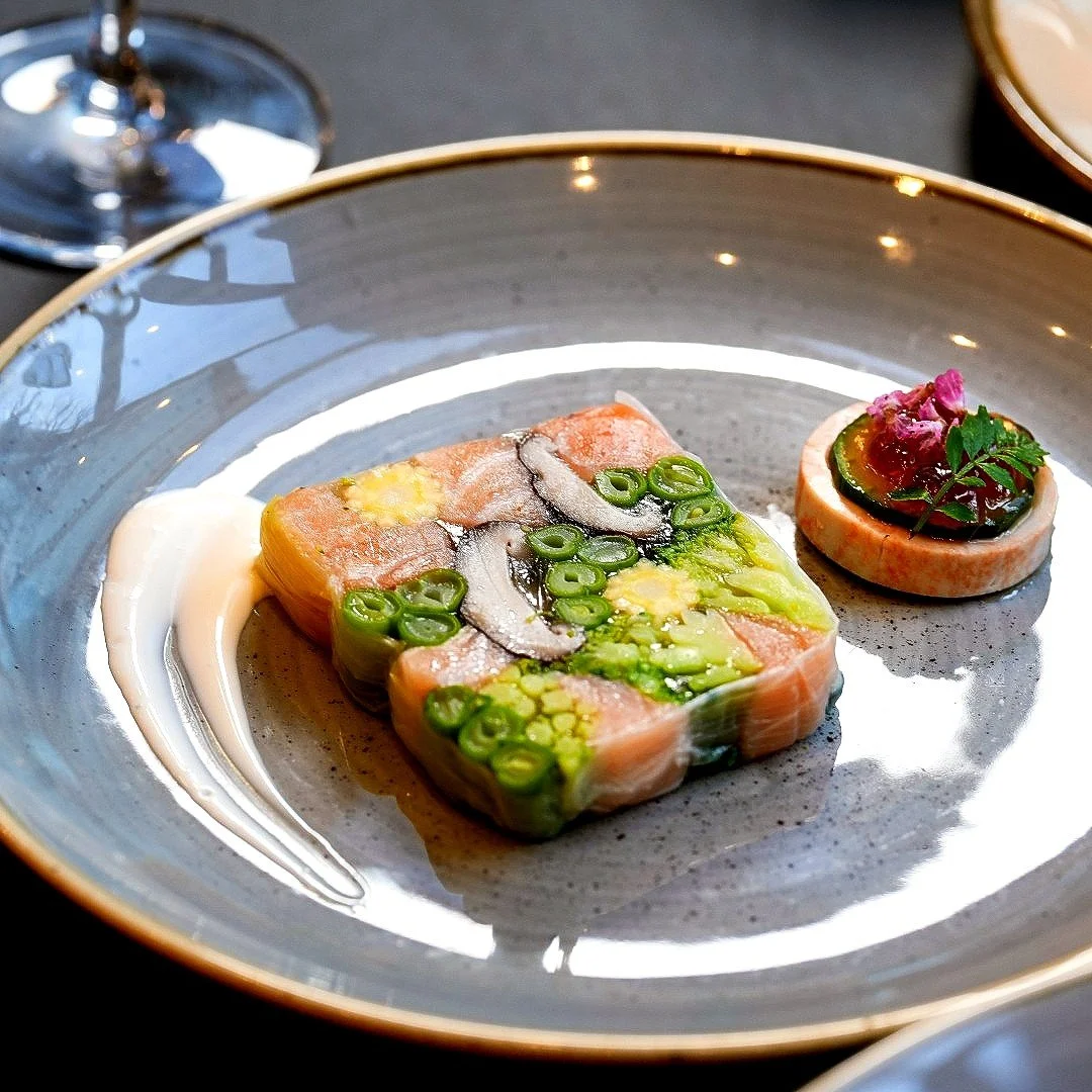 今日のランチは、パスタランチはいかが？
　
前菜はサラダまたはテリーヌから。
パスタは3種類よりお選びいただけます。
　
天井高のある開放的な空間で、
ゆったりと流れる時間を楽しみながら。
　
新橋駅からすぐ。
少しだけ余白のあるお昼時間を、Komyunitiで。
　
📍YOTEL東京銀座 1F Komyuniti