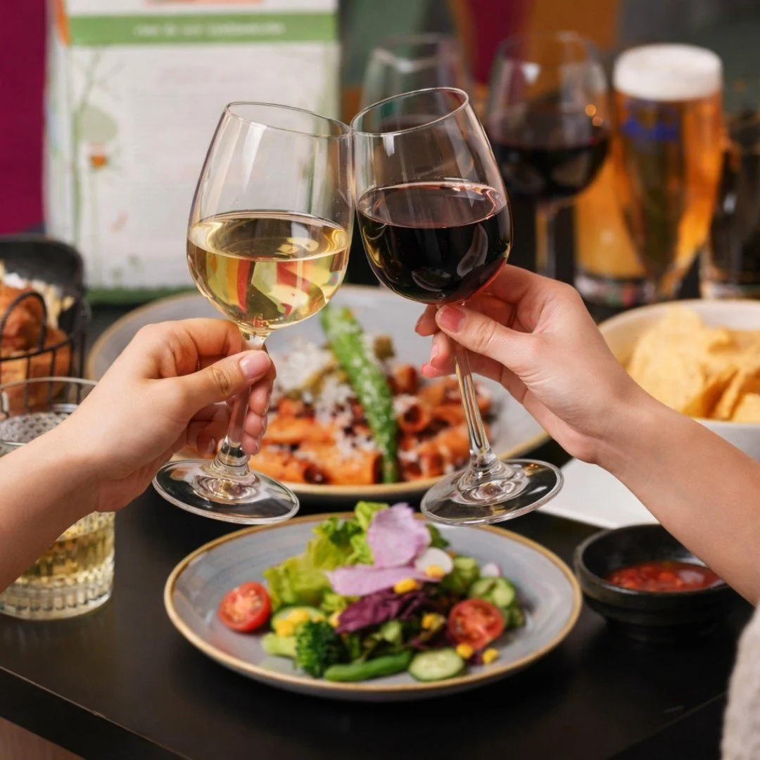 春は、歓送迎会の季節。
　
新しい出会いも、これまでの感謝も。
グラスを合わせて、心を寄せるひとときを。
　
Komyunitiでは、飲み放題付きのコースをご用意しております。
彩り豊かなサラダやジューシーな唐揚げ、
選べるパスタなど、シェアしながら楽しめるラインナップ。
　
新橋駅からすぐ。
都会の中心で、気取らず楽しむ春の集まりを。
詳しくはプロフィールのリンクから⇧
　
📍YOTEL東京銀座 1F Komyuniti