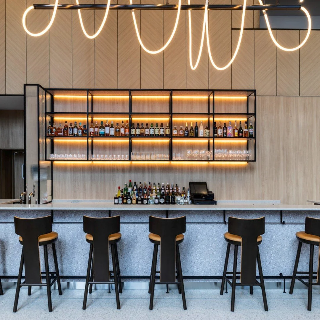 YOTEL東京銀座のオールデイダイニング
Komyuniti（コミュニティ）は、
新橋駅からすぐの場所にあり、待ち合わせにも便利なロケーション。
　
天井高のある開放的な空間で、
カフェ、ランチ、バータイムまで利用可能。
　
打ち合わせやランチミーティング、
仕事帰りの一杯にもおすすめです。
　
宿泊者以外のお客様もご利用いただけます。
　
📍YOTEL東京銀座 1F
ご予約はプロフィールリンクより