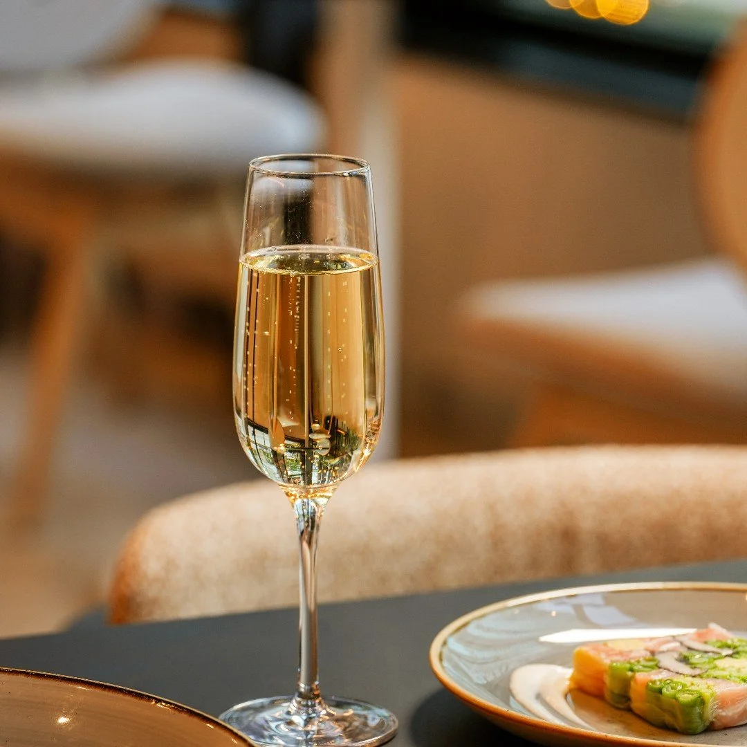 新橋駅徒歩3分。
ホテルダイニングのランチをもっと気軽に。
　
大きな窓から光が差し込む開放的な空間で、
ゆったり過ごす大人のランチタイム。
　
打ち合わせにも、少し贅沢なひとり時間にも。
　
Komyunitiでお待ちしています。
 
📍YOTEL東京銀座 1F