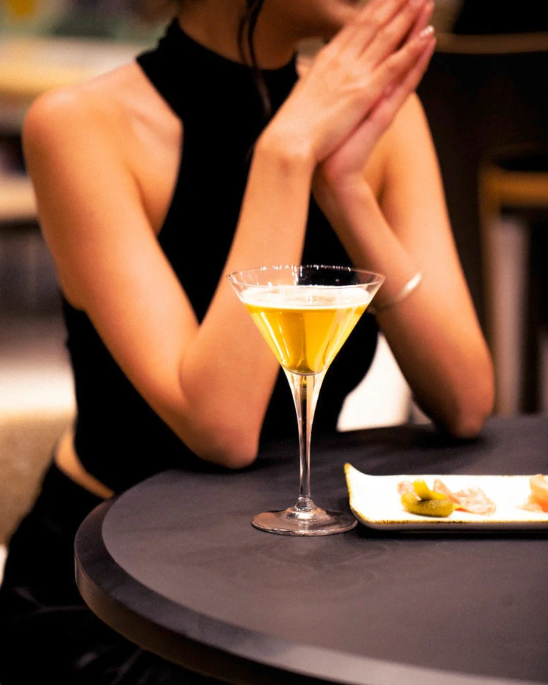 仕事終わりの一杯を、
少しだけ特別に。
　
バーテンダーが仕上げる
大人のためのカクテル。
　
今日のご褒美は、Komyunitiで。
📍YOTEL東京銀座 1F