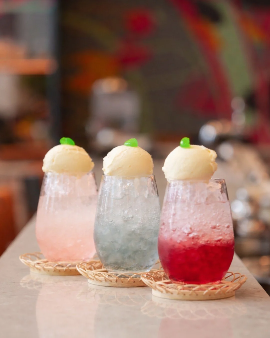 桜、苺、スミレ。
3つのフレーバーが彩る、春限定のクリームソーダ。
　
しゅわっと弾ける炭酸に、
なめらかなバニラアイスをのせて。
　
見た目も華やか。
デザート感覚で楽しめる一杯です。
　
銀座で、少し特別な春時間を。
　
Komyunitiにてお待ちしております。
📍YOTEL東京銀座 1F
ご予約はプロフィールリンクより