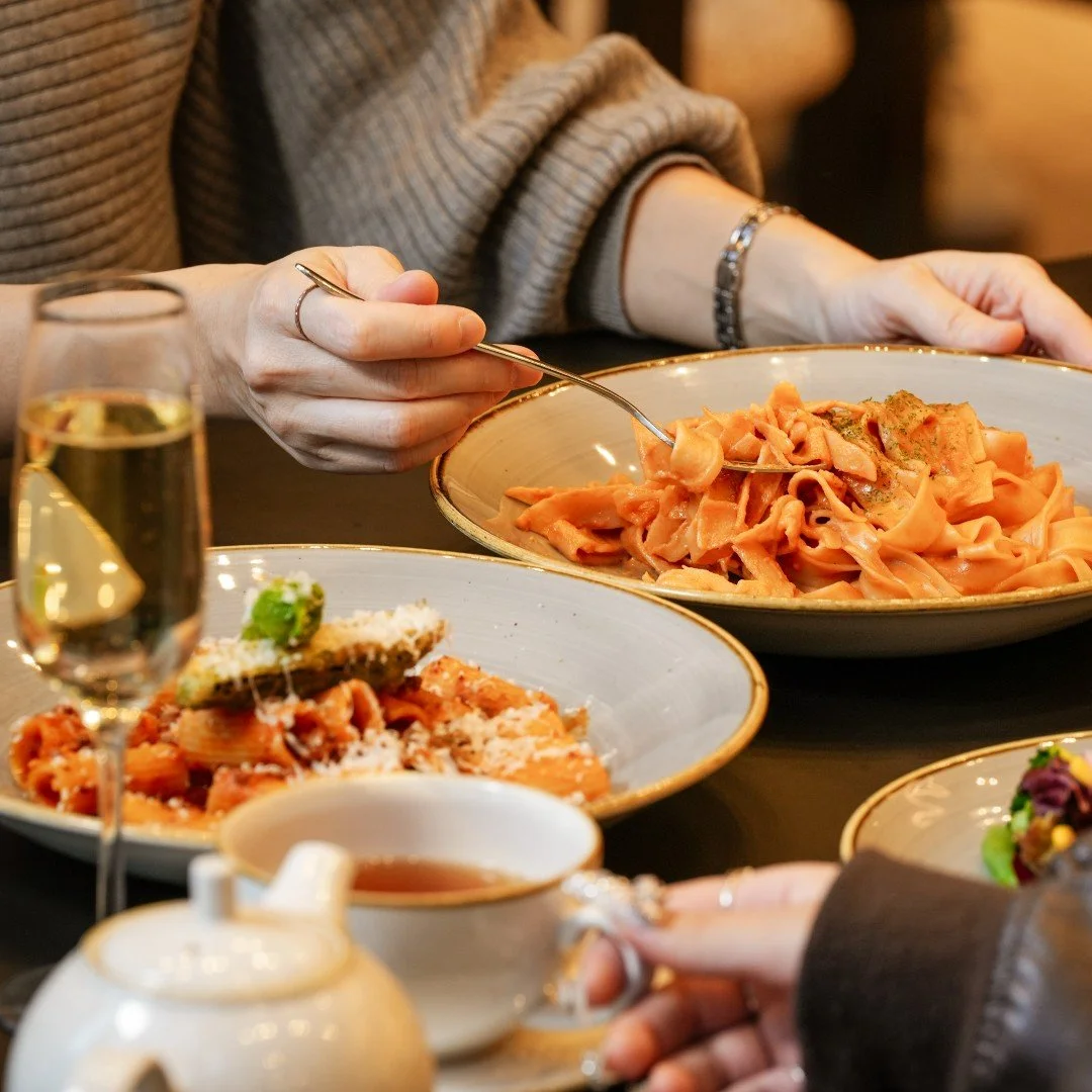 今日のランチ、何にしますか。
　
・渡りガニのフェットチーネ トマトクリームソース
・仔羊のラグー リガトーニ
・茸のクリームパスタ
　
3種類のパスタから、その日の気分で。
前菜は、サーモンと春野菜のテリーヌか
季節のサラダをお選びいただけます。
　
コーヒーまたは紅茶付き、1,800円。
　
新橋駅から歩いて3分。
ご予約不要、お一人様歓迎です。
　
📍YOTEL東京銀座 1F