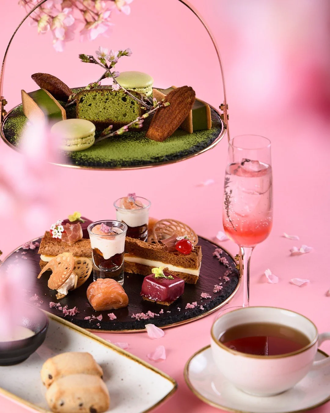 春の訪れとともに、新しいアフタヌーンティーがスタートいたします。
　
抹茶と桜をテーマにした全10品を楽しめる、
ホテルダイニングで楽しむ大人のアフタヌーンティー。
　
SmikTeaの紅茶を含む、約15種類のドリンクをフリーフローで。
　
オンライン予約限定で、
ウェルカムカクテル「SAKURA FIZZ」もご用意。
　
銀座の春の午後を、Komyunitiでゆっくりとお楽しみください。
　
📅 2026年3月15日（日）スタート
🕑 14:00〜17:00
📍 YOTEL東京銀座1F 