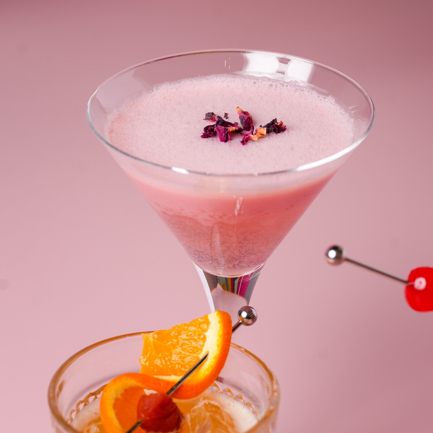 今夜、銀座で一杯どうですか。
　
桜、梅、イチゴ
春をテーマにした3種のカクテルが揃っています。
　　
週末のご褒美に、
ふらっと一杯楽しめるホテルダイニングで。
　　　
📍YOTEL東京銀座 1F 営業時間：〜23:00