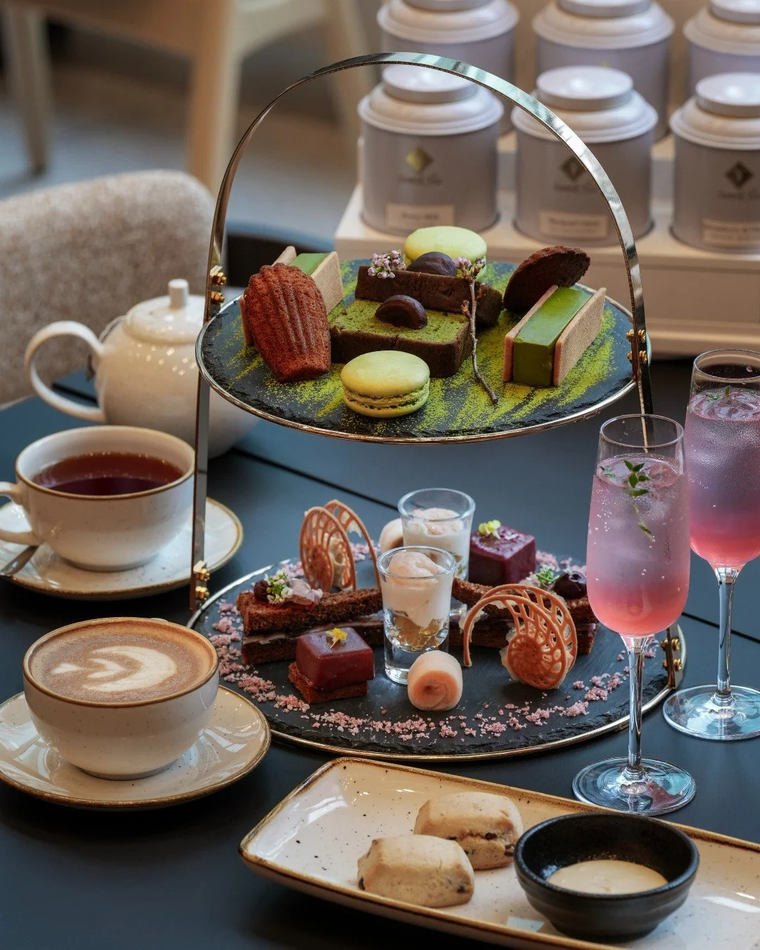 桜と抹茶のアフタヌーンティー
🇬🇧英国発デザインホテルYOTEL東京銀座のオールデイダイニングで楽しむ、春のアフタヌーンティー。　
　
吹き抜けの開放的な空間で、楽しむ珠玉のティータイムトリート。
　
フォアグラのムース、ワタリガニとエビのジュレ、柚子香るクリームチーズとつぶ貝。
ちょっと遅めのランチにもオススメ。
　
ウェルカムドリンクはSAKURA FIZZ。
桜シロップとレモン、トニックウォーターの軽やかな一杯で乾杯を。
コーヒーと紅茶は、Smik Teaのプレミアムコレクションを含む