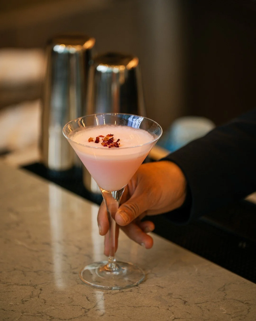 グラスに注がれた、淡いピンク。
　
焼酎とアペロール、ローズシロップのやさしい甘み。
ミルクのまろやかさに、クランベリーの軽やかな酸味。仕上げは、桜のドライフラワー。
　
目でも、口でも、春を味わう一杯です。
　

📍YOTEL東京銀座 1F Komyuniti（コミュニティ）
@komyunititokyo