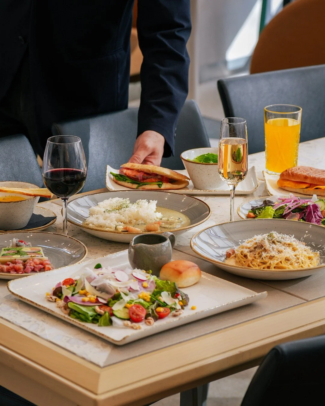 新橋から3分、銀座の喧騒から少し離れた場所に。
　
時間を忘れて語り合う、ランチのひとときをKomyunitiで。
　
おすすめはランチセット。
渡りガニのフェットチーネ、仔羊のラグー リガトーニ、茸のクリームパスタ。
前菜はサーモンと春野菜のテリーヌか、季節のサラダから。
コーヒーまたは紅茶つき。
　　
次の予定まで、ゆっくりと。
🔗 ご予約・アクセスはプロフィールリンクから
　
📍YOTEL東京銀座 1F Komyuniti（コミュニティ）
@komyunititokyo